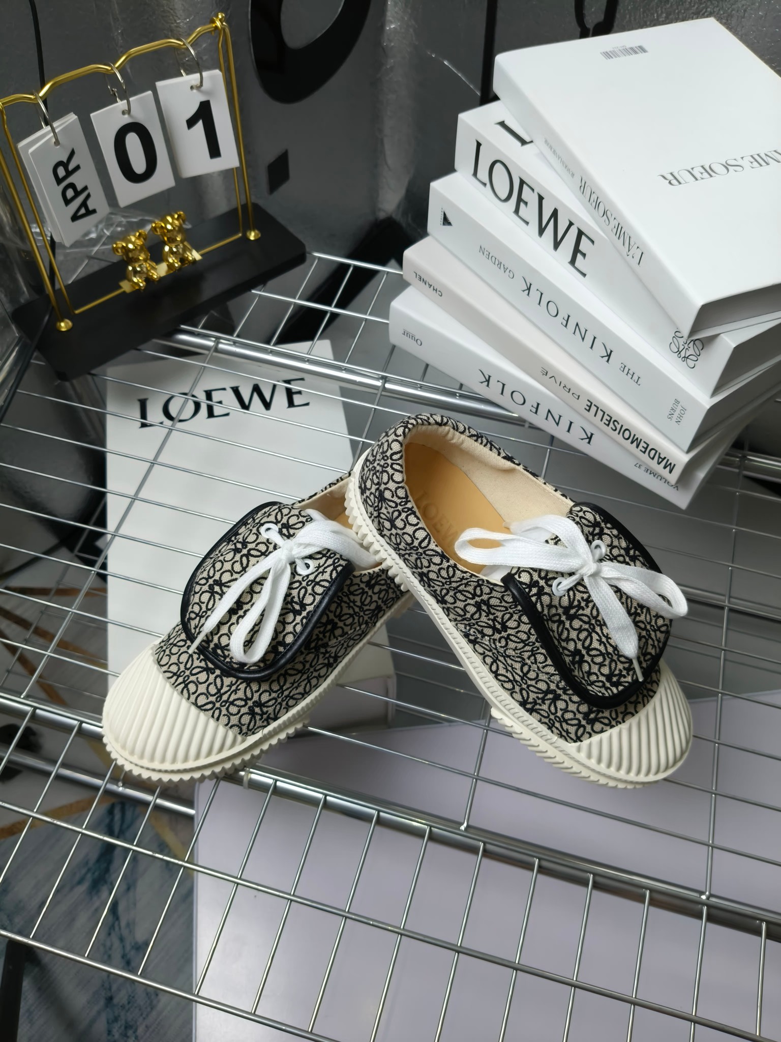 loewe
罗意威24春夏经典刺绣大翻盖帆布鞋饼干鞋!新色!
最近大热的一款鞋 翻舌刺绣logo设计 超级可爱 🐶时髦精绝对不能错过的必入款,没有任何繁杂装饰,质感极好的vintage感,纯粹和极简做得利落又诗意 超级百搭不易装款
鞋面采用原版定制进口高密度帆布
内里透气帆布,垫脚水染牛皮,原版开模橡胶成型大底!质感原版一致!轻便耐磨!
码数:35-40(34.40.41定制不退换)
配原版包装
p200