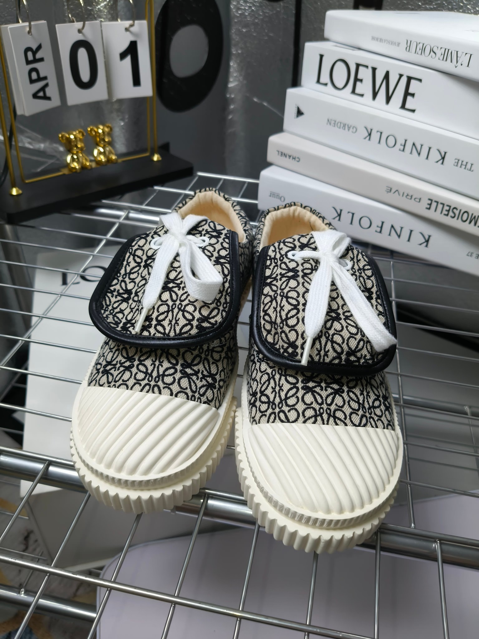 loewe
罗意威24春夏经典刺绣大翻盖帆布鞋饼干鞋!新色!
最近大热的一款鞋 翻舌刺绣logo设计 超级可爱 🐶时髦精绝对不能错过的必入款,没有任何繁杂装饰,质感极好的vintage感,纯粹和极简做得利落又诗意 超级百搭不易装款
鞋面采用原版定制进口高密度帆布
内里透气帆布,垫脚水染牛皮,原版开模橡胶成型大底!质感原版一致!轻便耐磨!
码数:35-40(34.40.41定制不退换)
配原版包装
p200