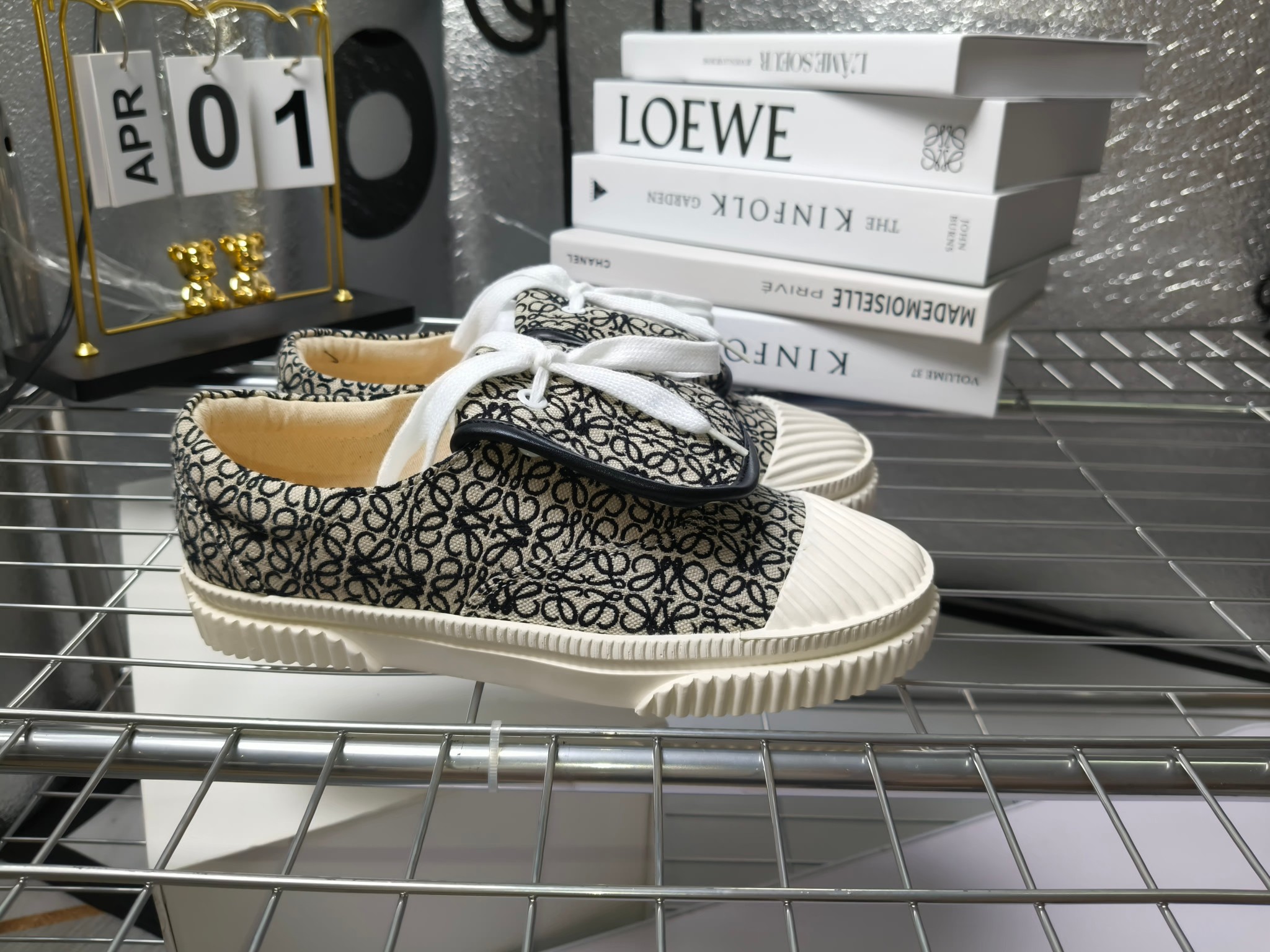 loewe
罗意威24春夏经典刺绣大翻盖帆布鞋饼干鞋!新色!
最近大热的一款鞋 翻舌刺绣logo设计 超级可爱 🐶时髦精绝对不能错过的必入款,没有任何繁杂装饰,质感极好的vintage感,纯粹和极简做得利落又诗意 超级百搭不易装款
鞋面采用原版定制进口高密度帆布
内里透气帆布,垫脚水染牛皮,原版开模橡胶成型大底!质感原版一致!轻便耐磨!
码数:35-40(34.40.41定制不退换)
配原版包装
p200