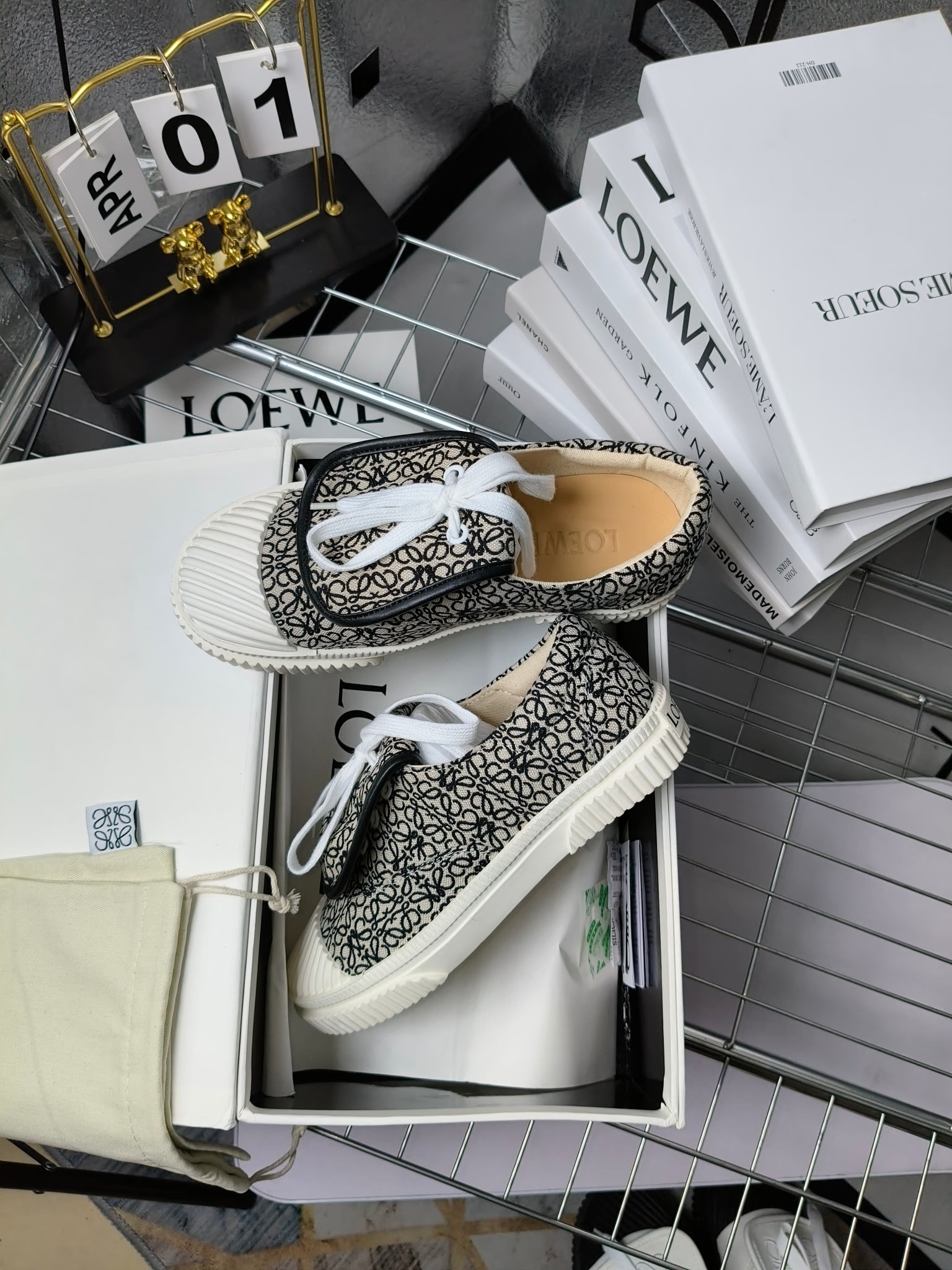 loewe
罗意威24春夏经典刺绣大翻盖帆布鞋饼干鞋!新色!
最近大热的一款鞋 翻舌刺绣logo设计 超级可爱 🐶时髦精绝对不能错过的必入款,没有任何繁杂装饰,质感极好的vintage感,纯粹和极简做得利落又诗意 超级百搭不易装款
鞋面采用原版定制进口高密度帆布
内里透气帆布,垫脚水染牛皮,原版开模橡胶成型大底!质感原版一致!轻便耐磨!
码数:35-40(34.40.41定制不退换)
配原版包装
p200