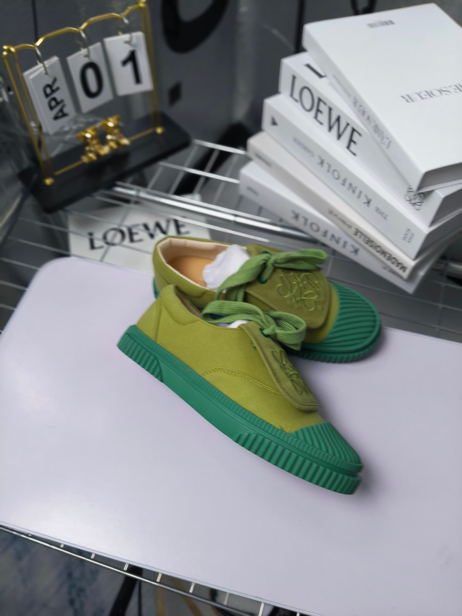 loewe
罗意威24春夏经典刺绣大翻盖帆布鞋饼干鞋!新色!
最近大热的一款鞋 翻舌刺绣logo设计 超级可爱 🐶时髦精绝对不能错过的必入款,没有任何繁杂装饰,质感极好的vintage感,纯粹和极简做得利落又诗意 超级百搭不易装款
鞋面采用原版定制进口高密度帆布
内里透气帆布,垫脚水染牛皮,原版开模橡胶成型大底!质感原版一致!轻便耐磨!
码数:35-40(34.40.41定制不退换)
配原版包装
p200