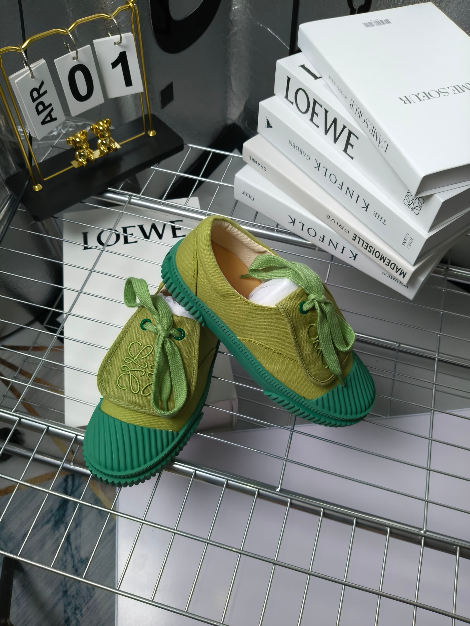 loewe
罗意威24春夏经典刺绣大翻盖帆布鞋饼干鞋!新色!
最近大热的一款鞋 翻舌刺绣logo设计 超级可爱 🐶时髦精绝对不能错过的必入款,没有任何繁杂装饰,质感极好的vintage感,纯粹和极简做得利落又诗意 超级百搭不易装款
鞋面采用原版定制进口高密度帆布
内里透气帆布,垫脚水染牛皮,原版开模橡胶成型大底!质感原版一致!轻便耐磨!
码数:35-40(34.40.41定制不退换)
配原版包装
p200