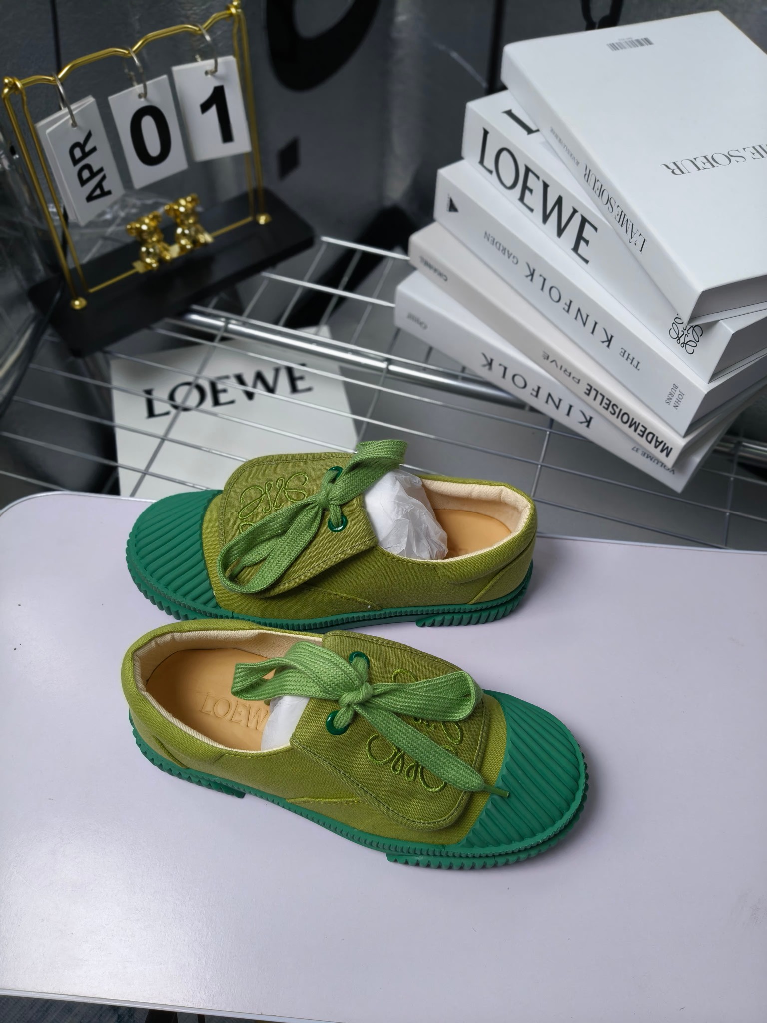 loewe
罗意威24春夏经典刺绣大翻盖帆布鞋饼干鞋!新色!
最近大热的一款鞋 翻舌刺绣logo设计 超级可爱 🐶时髦精绝对不能错过的必入款,没有任何繁杂装饰,质感极好的vintage感,纯粹和极简做得利落又诗意 超级百搭不易装款
鞋面采用原版定制进口高密度帆布
内里透气帆布,垫脚水染牛皮,原版开模橡胶成型大底!质感原版一致!轻便耐磨!
码数:35-40(34.40.41定制不退换)
配原版包装
p200