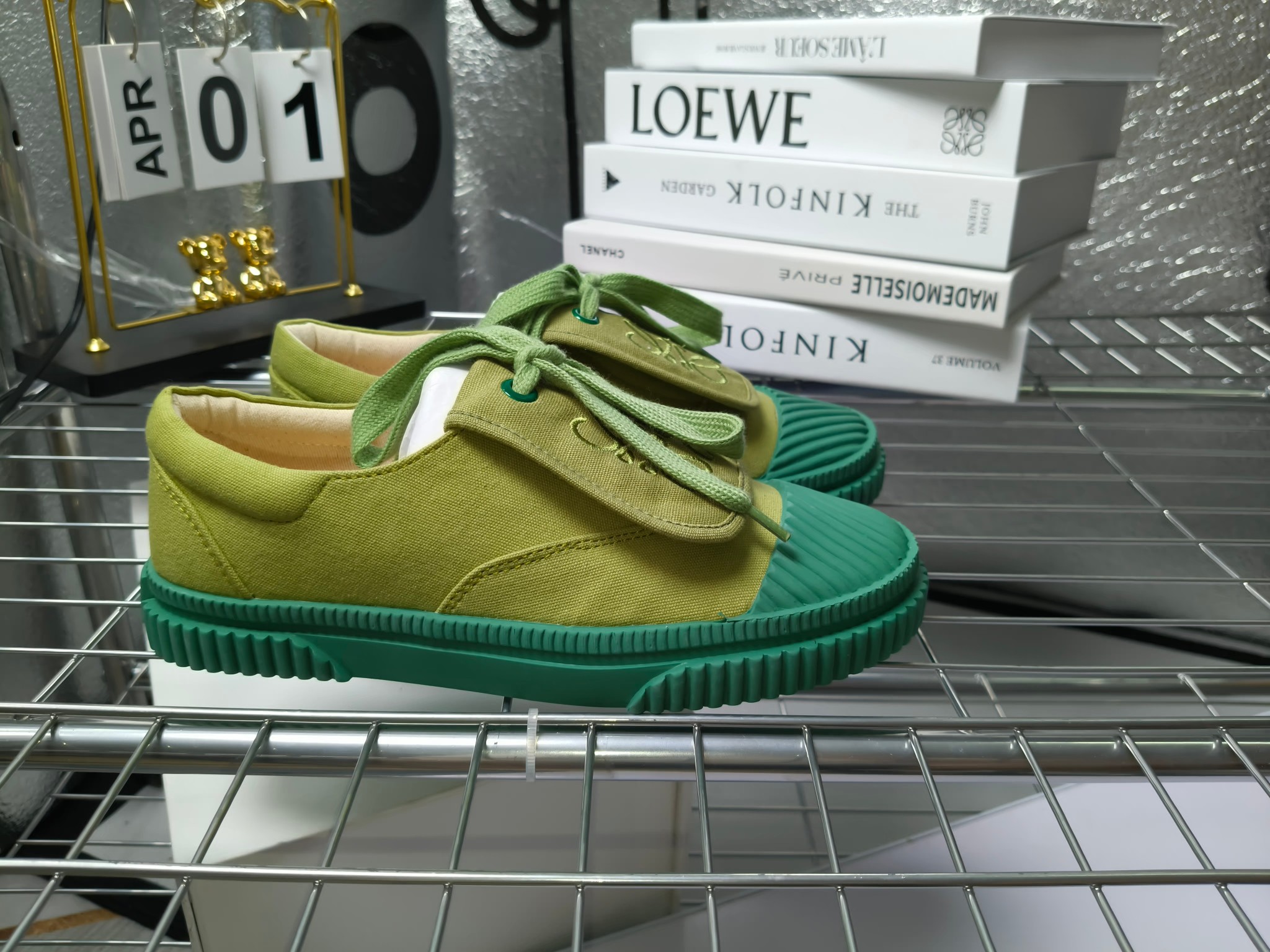 loewe
罗意威24春夏经典刺绣大翻盖帆布鞋饼干鞋!新色!
最近大热的一款鞋 翻舌刺绣logo设计 超级可爱 🐶时髦精绝对不能错过的必入款,没有任何繁杂装饰,质感极好的vintage感,纯粹和极简做得利落又诗意 超级百搭不易装款
鞋面采用原版定制进口高密度帆布
内里透气帆布,垫脚水染牛皮,原版开模橡胶成型大底!质感原版一致!轻便耐磨!
码数:35-40(34.40.41定制不退换)
配原版包装
p200