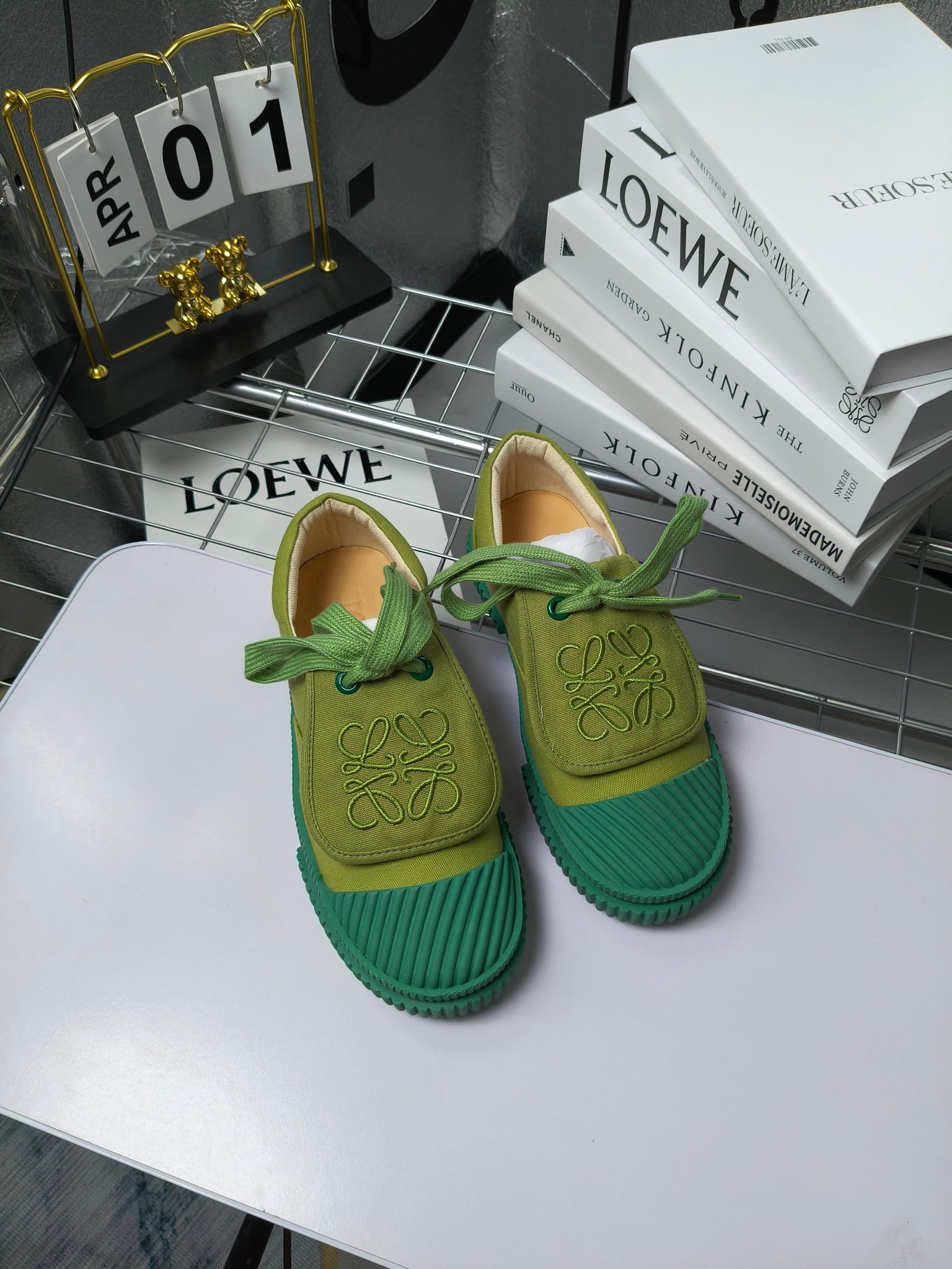 loewe
罗意威24春夏经典刺绣大翻盖帆布鞋饼干鞋!新色!
最近大热的一款鞋 翻舌刺绣logo设计 超级可爱 🐶时髦精绝对不能错过的必入款,没有任何繁杂装饰,质感极好的vintage感,纯粹和极简做得利落又诗意 超级百搭不易装款
鞋面采用原版定制进口高密度帆布
内里透气帆布,垫脚水染牛皮,原版开模橡胶成型大底!质感原版一致!轻便耐磨!
码数:35-40(34.40.41定制不退换)
配原版包装
p200