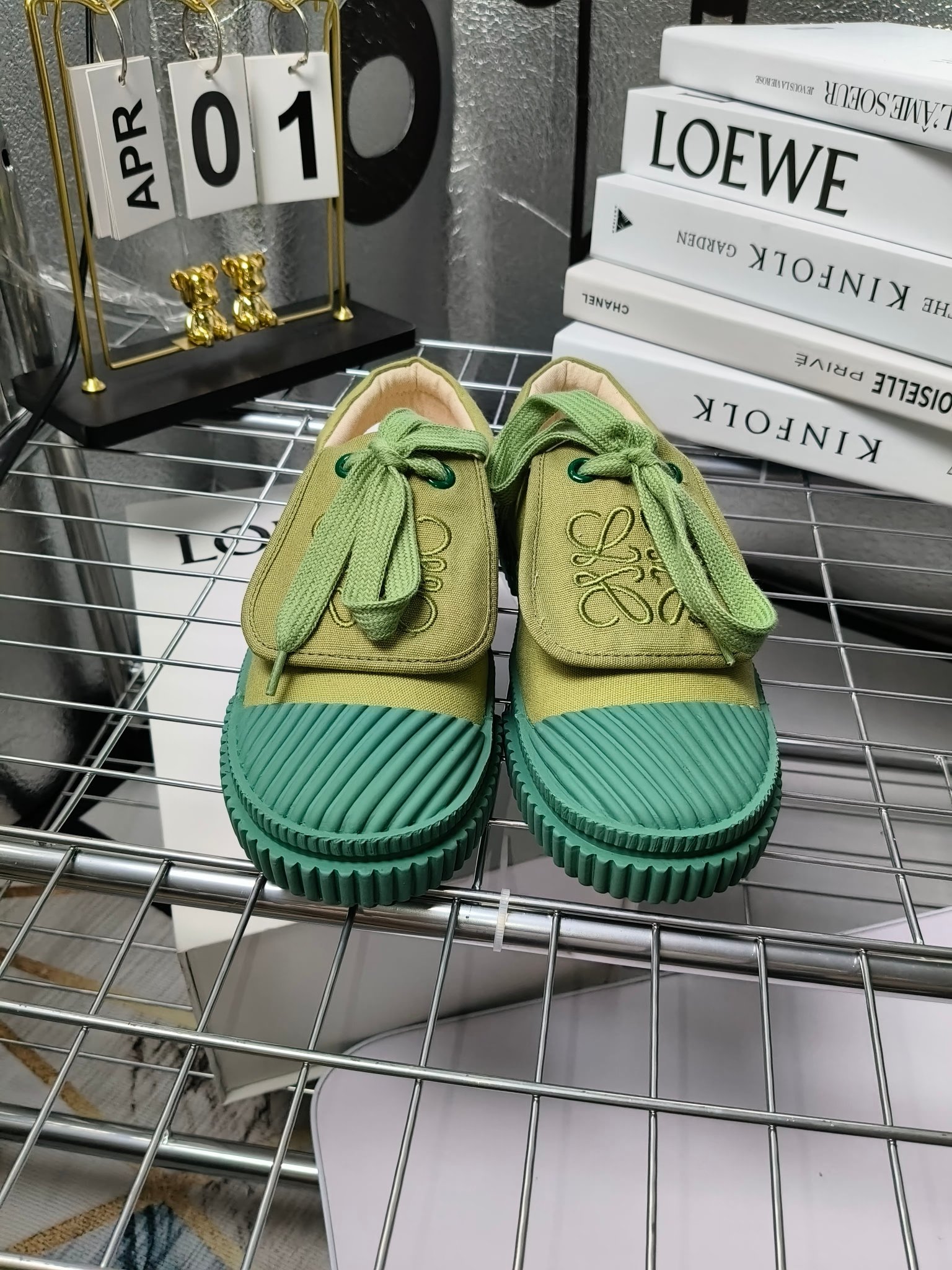 loewe
罗意威24春夏经典刺绣大翻盖帆布鞋饼干鞋!新色!
最近大热的一款鞋 翻舌刺绣logo设计 超级可爱 🐶时髦精绝对不能错过的必入款,没有任何繁杂装饰,质感极好的vintage感,纯粹和极简做得利落又诗意 超级百搭不易装款
鞋面采用原版定制进口高密度帆布
内里透气帆布,垫脚水染牛皮,原版开模橡胶成型大底!质感原版一致!轻便耐磨!
码数:35-40(34.40.41定制不退换)
配原版包装
p200