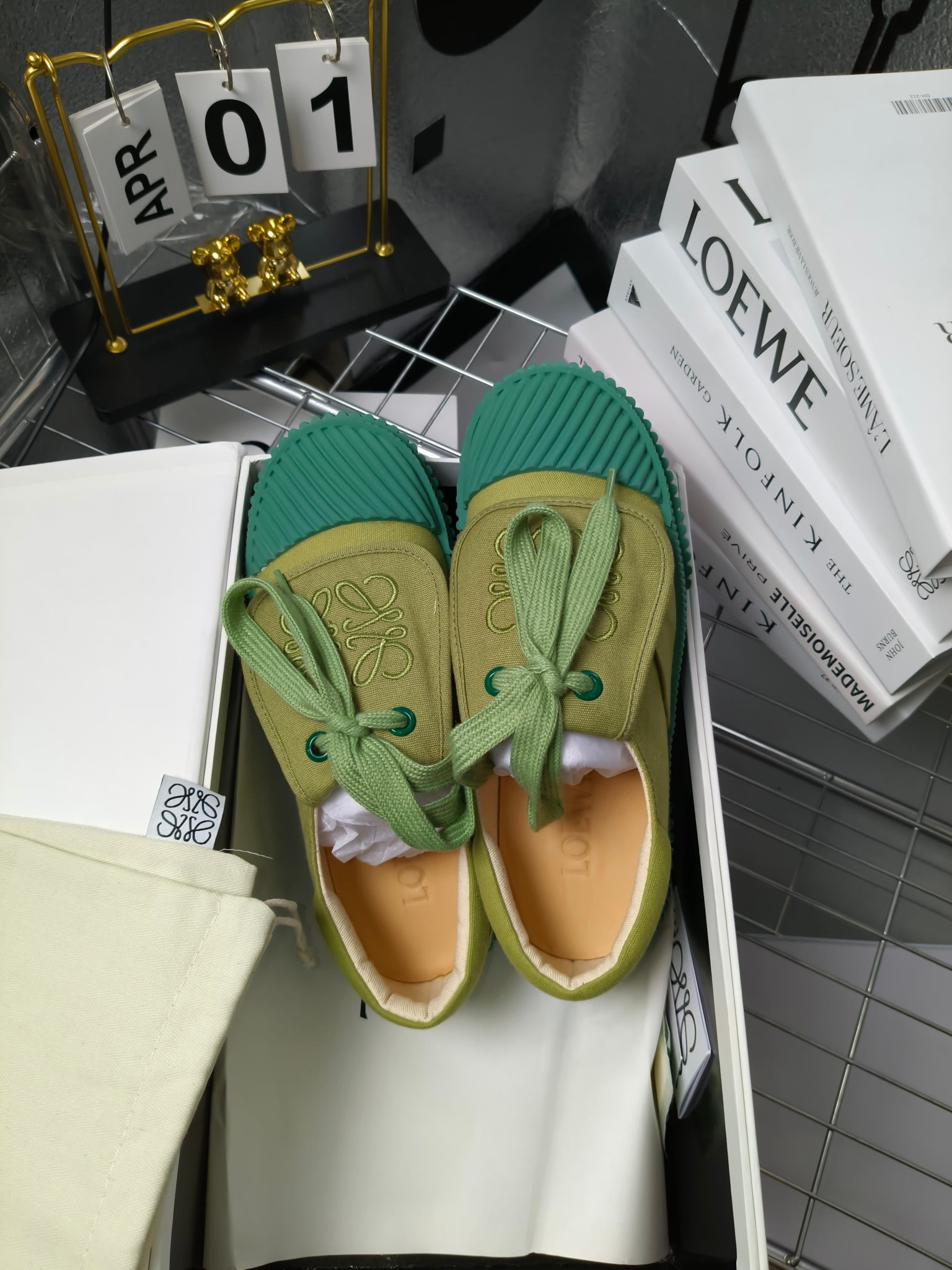 loewe
罗意威24春夏经典刺绣大翻盖帆布鞋饼干鞋!新色!
最近大热的一款鞋 翻舌刺绣logo设计 超级可爱 🐶时髦精绝对不能错过的必入款,没有任何繁杂装饰,质感极好的vintage感,纯粹和极简做得利落又诗意 超级百搭不易装款
鞋面采用原版定制进口高密度帆布
内里透气帆布,垫脚水染牛皮,原版开模橡胶成型大底!质感原版一致!轻便耐磨!
码数:35-40(34.40.41定制不退换)
配原版包装
p200