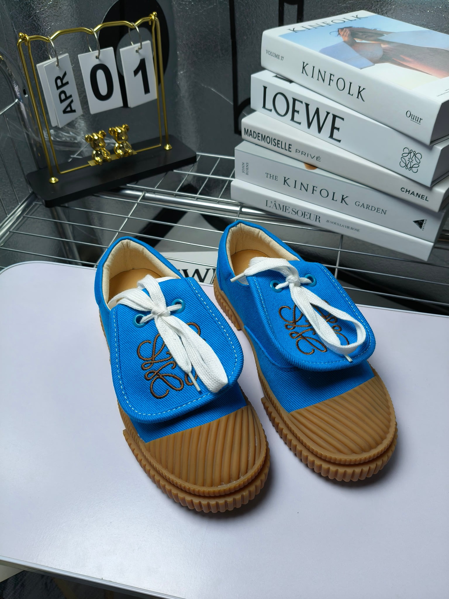 loewe
罗意威24春夏经典刺绣大翻盖帆布鞋饼干鞋！新色！
最近大热的一款鞋 翻舌刺绣logo设计 超级可爱 🐶时髦精绝对不能错过的必入款，没有任何繁杂装饰，质感极好的vintage感，纯粹和极简做得利落又诗意 超级百搭不易装款
鞋面采用原版定制进口高密度帆布
内里透气帆布，垫脚水染牛皮，原版开模橡胶成型大底！质感原版一致！轻便耐磨！
码数:35-40（34.40.41定制不退换）
配原版包装
p200