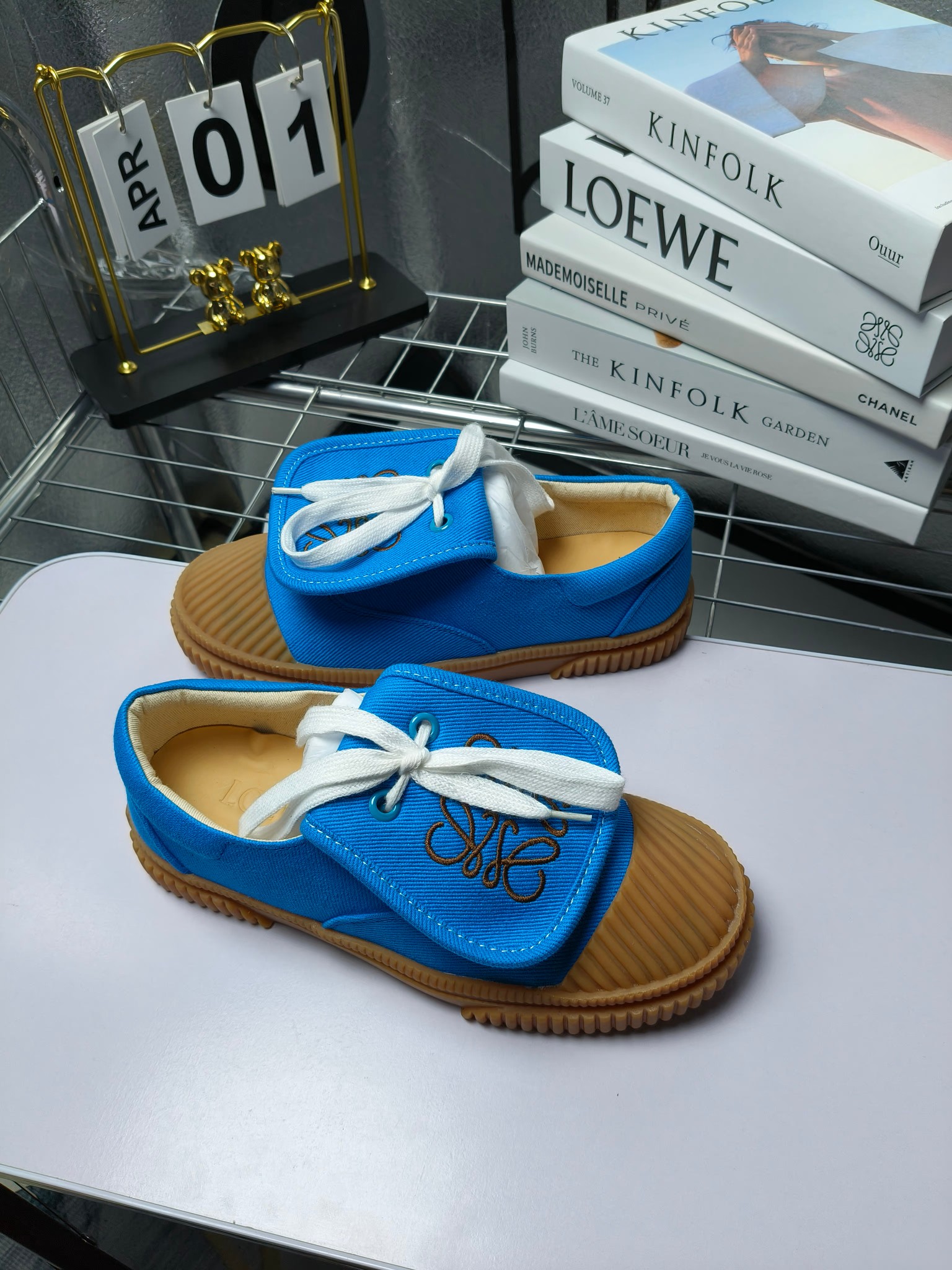 loewe
罗意威24春夏经典刺绣大翻盖帆布鞋饼干鞋！新色！
最近大热的一款鞋 翻舌刺绣logo设计 超级可爱 🐶时髦精绝对不能错过的必入款，没有任何繁杂装饰，质感极好的vintage感，纯粹和极简做得利落又诗意 超级百搭不易装款
鞋面采用原版定制进口高密度帆布
内里透气帆布，垫脚水染牛皮，原版开模橡胶成型大底！质感原版一致！轻便耐磨！
码数:35-40（34.40.41定制不退换）
配原版包装
p200
