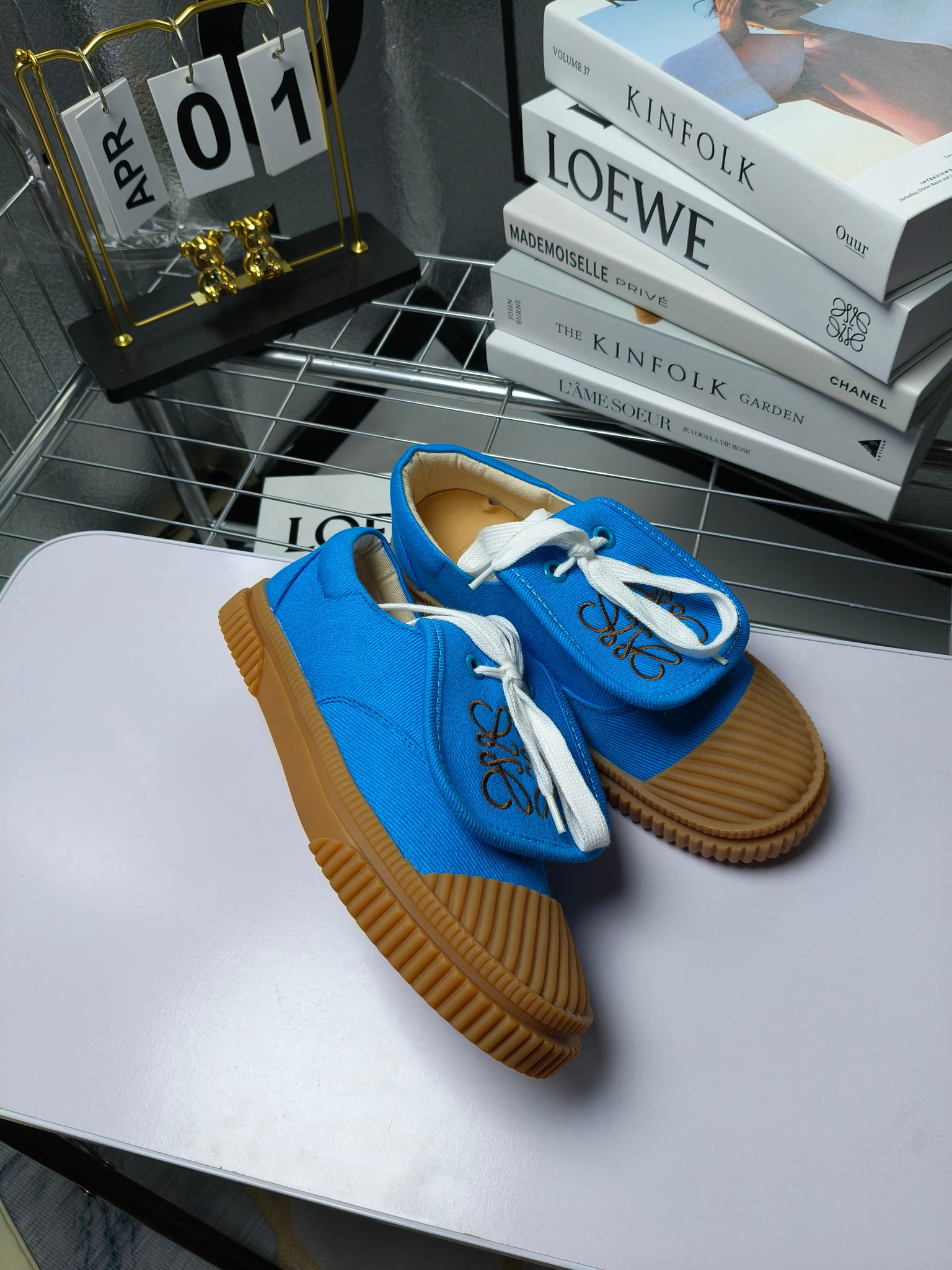 loewe
罗意威24春夏经典刺绣大翻盖帆布鞋饼干鞋！新色！
最近大热的一款鞋 翻舌刺绣logo设计 超级可爱 🐶时髦精绝对不能错过的必入款，没有任何繁杂装饰，质感极好的vintage感，纯粹和极简做得利落又诗意 超级百搭不易装款
鞋面采用原版定制进口高密度帆布
内里透气帆布，垫脚水染牛皮，原版开模橡胶成型大底！质感原版一致！轻便耐磨！
码数:35-40（34.40.41定制不退换）
配原版包装
p200