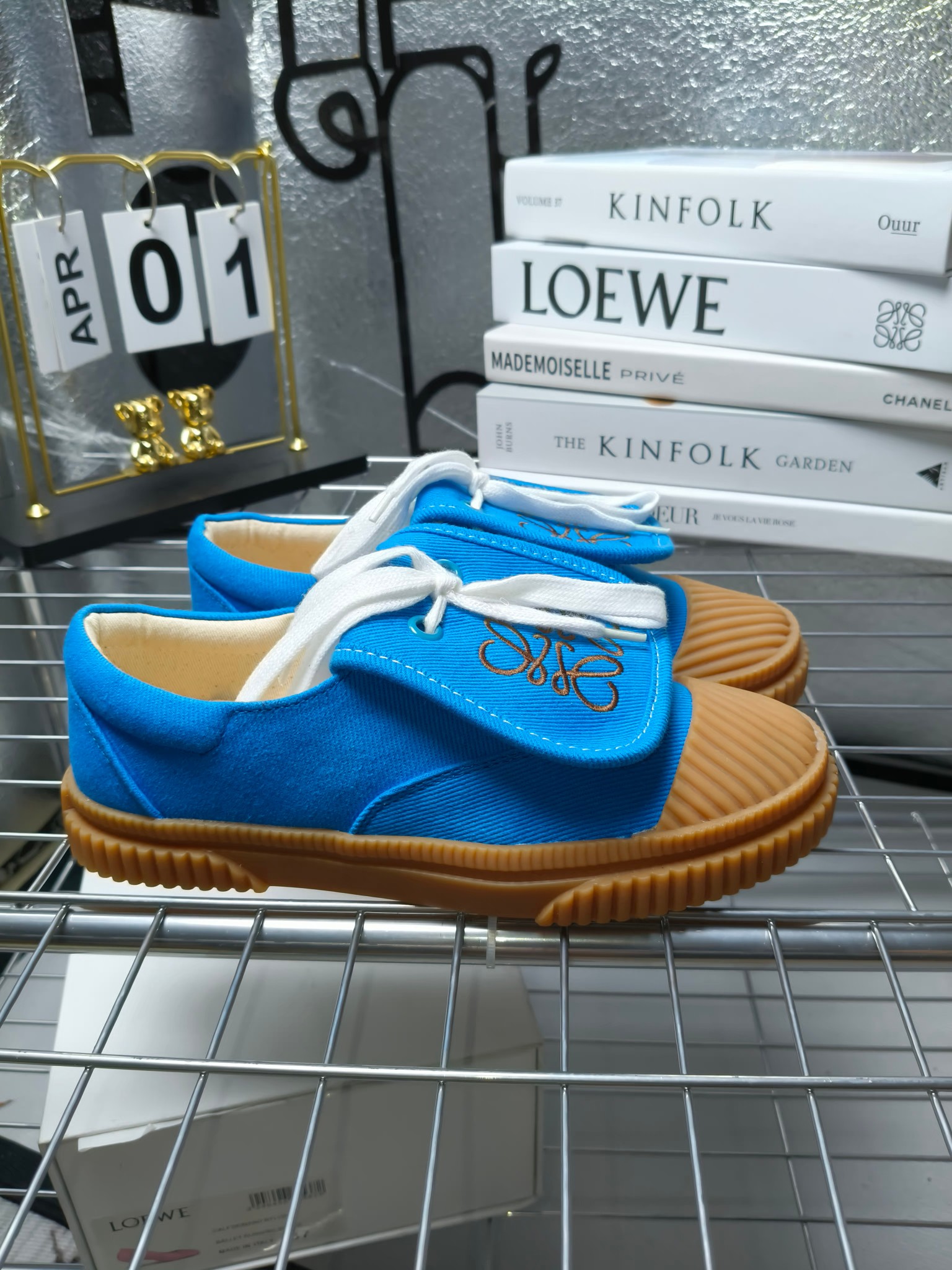 loewe
罗意威24春夏经典刺绣大翻盖帆布鞋饼干鞋！新色！
最近大热的一款鞋 翻舌刺绣logo设计 超级可爱 🐶时髦精绝对不能错过的必入款，没有任何繁杂装饰，质感极好的vintage感，纯粹和极简做得利落又诗意 超级百搭不易装款
鞋面采用原版定制进口高密度帆布
内里透气帆布，垫脚水染牛皮，原版开模橡胶成型大底！质感原版一致！轻便耐磨！
码数:35-40（34.40.41定制不退换）
配原版包装
p200