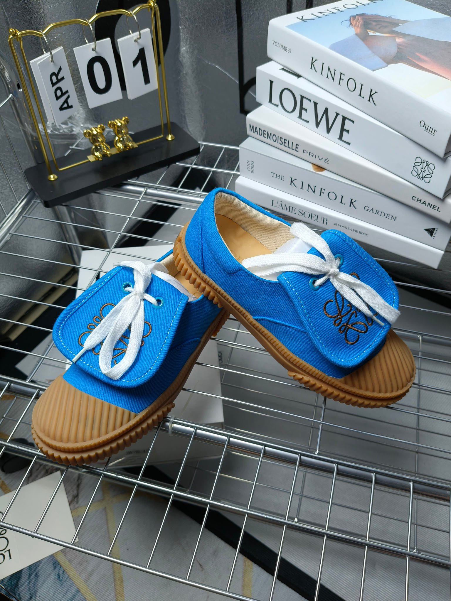 loewe
罗意威24春夏经典刺绣大翻盖帆布鞋饼干鞋！新色！
最近大热的一款鞋 翻舌刺绣logo设计 超级可爱 🐶时髦精绝对不能错过的必入款，没有任何繁杂装饰，质感极好的vintage感，纯粹和极简做得利落又诗意 超级百搭不易装款
鞋面采用原版定制进口高密度帆布
内里透气帆布，垫脚水染牛皮，原版开模橡胶成型大底！质感原版一致！轻便耐磨！
码数:35-40（34.40.41定制不退换）
配原版包装
p200
