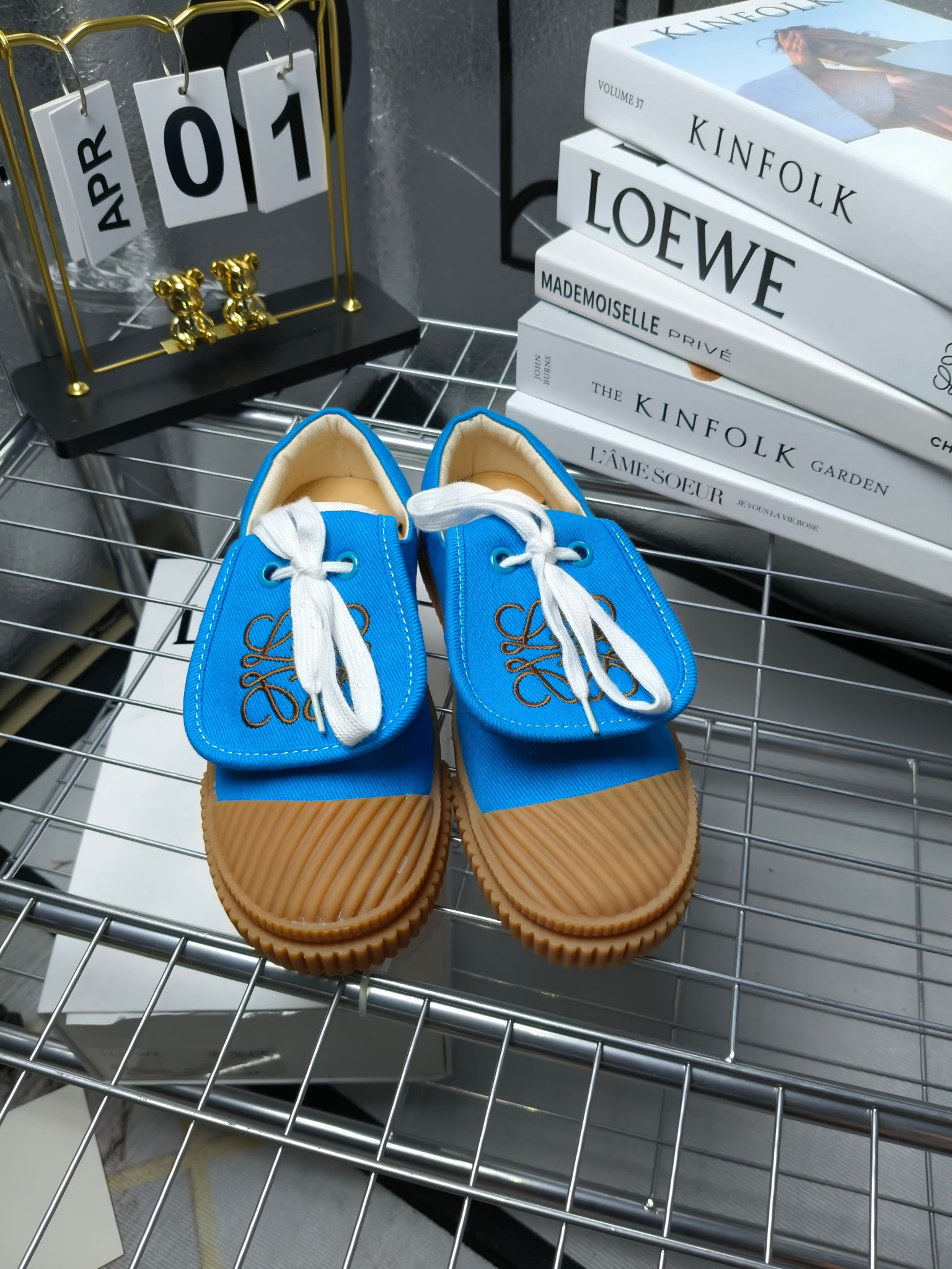 loewe
罗意威24春夏经典刺绣大翻盖帆布鞋饼干鞋！新色！
最近大热的一款鞋 翻舌刺绣logo设计 超级可爱 🐶时髦精绝对不能错过的必入款，没有任何繁杂装饰，质感极好的vintage感，纯粹和极简做得利落又诗意 超级百搭不易装款
鞋面采用原版定制进口高密度帆布
内里透气帆布，垫脚水染牛皮，原版开模橡胶成型大底！质感原版一致！轻便耐磨！
码数:35-40（34.40.41定制不退换）
配原版包装
p200