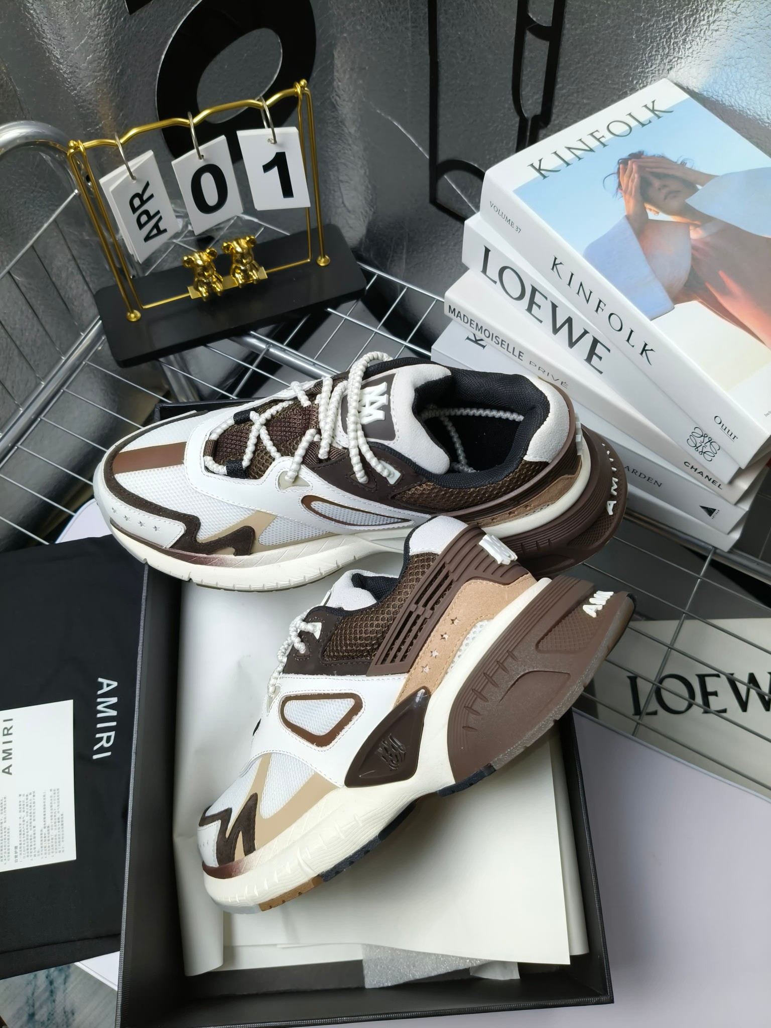 𝐀𝐌𝐈𝐑𝐈 𝐌𝐀 𝐑𝐔𝐍𝐍𝐄𝐑 𝟮𝟬𝟮𝟰/𝐬𝐬 情侣款老爹鞋运动鞋
AMIRI
RUNWAY SKEL TOP 骨头鞋之前黑白 熊猫 白蓝配色已经有不少人热捧 24早春款更是热度不减潮人必备单品 老爹鞋,复古风尚,舒适度爆表。无论是独特的鞋型设计,还是高品质的材质,都彰显出AMIRI对品质的极致追求。穿上它,你将感受到无与伦比的舒适度,仿佛置身于云端 舒适百搭!进口头层牛皮+原版透气网蔡志强原版定制透气网里 独家开模TPU磨具成型底 底厚: 5CM
Size:35-45
p340