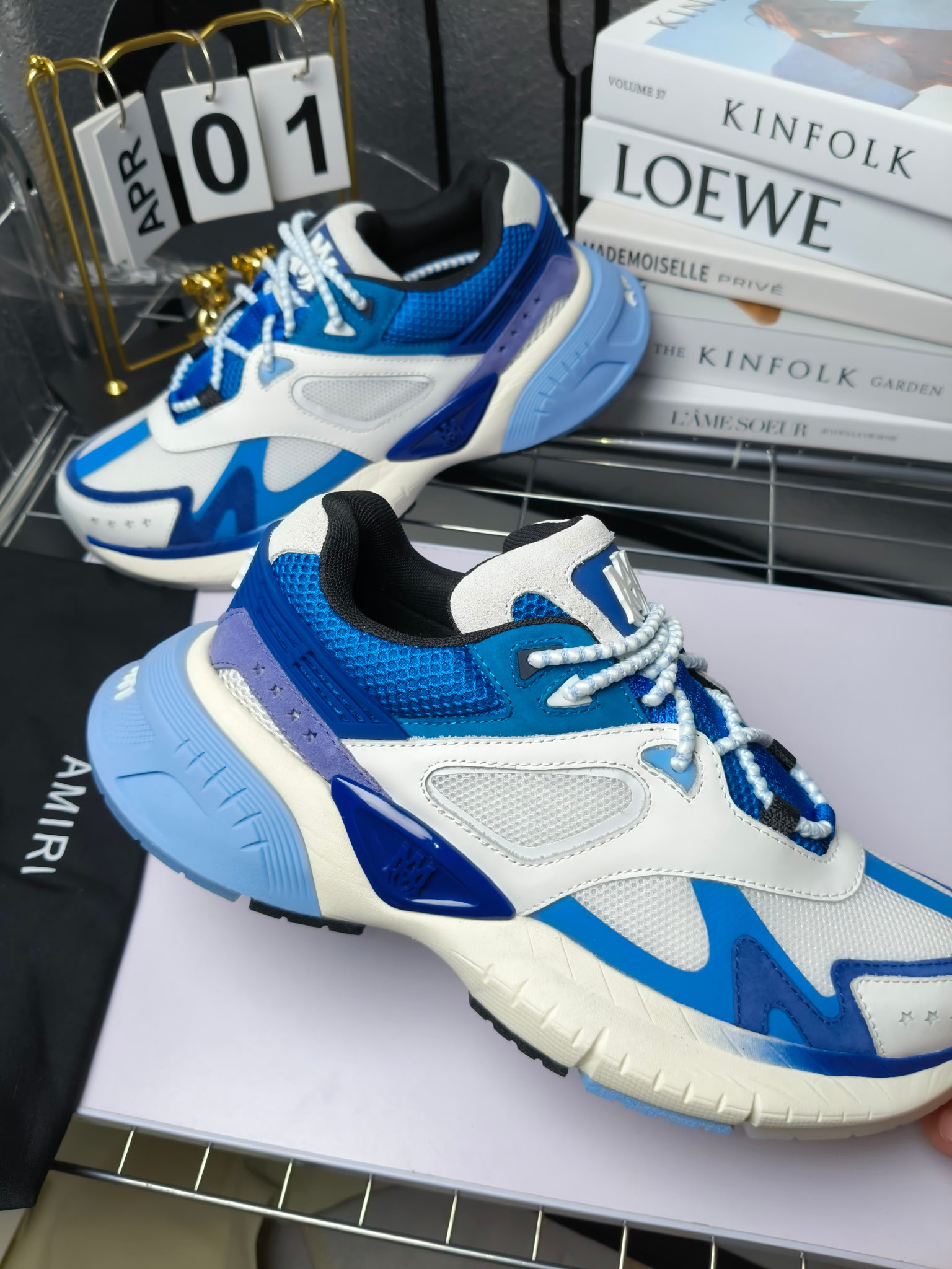 𝐀𝐌𝐈𝐑𝐈 𝐌𝐀 𝐑𝐔𝐍𝐍𝐄𝐑 𝟮𝟬𝟮𝟰/𝐬𝐬 情侣款老爹鞋运动鞋
AMIRI 
RUNWAY SKEL TOP 骨头鞋之前黑白 熊猫 白蓝配色已经有不少人热捧 24早春款更是热度不减潮人必备单品 老爹鞋，复古风尚，舒适度爆表。无论是独特的鞋型设计，还是高品质的材质，都彰显出AMIRI对品质的极致追求。穿上它，你将感受到无与伦比的舒适度，仿佛置身于云端 舒适百搭！进口头层牛皮+原版透气网蔡志强原版定制透气网里 独家开模TPU磨具成型底 底厚: 5CM
 Size：35-45
p340