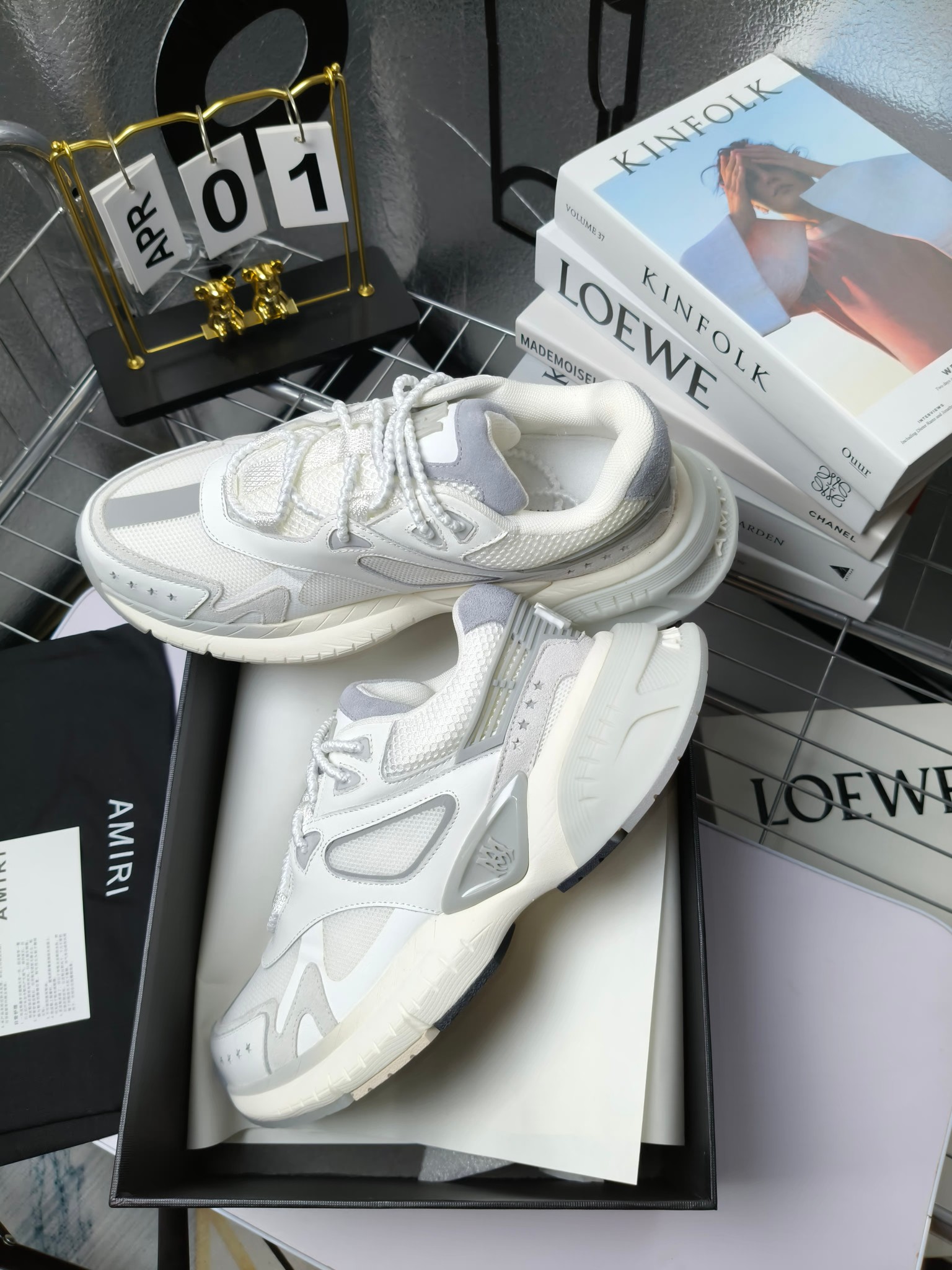 𝐀𝐌𝐈𝐑𝐈 𝐌𝐀 𝐑𝐔𝐍𝐍𝐄𝐑 𝟮𝟬𝟮𝟰/𝐬𝐬 情侣款老爹鞋运动鞋
AMIRI
RUNWAY SKEL TOP 骨头鞋之前黑白 熊猫 白蓝配色已经有不少人热捧 24早春款更是热度不减潮人必备单品 老爹鞋,复古风尚,舒适度爆表。无论是独特的鞋型设计,还是高品质的材质,都彰显出AMIRI对品质的极致追求。穿上它,你将感受到无与伦比的舒适度,仿佛置身于云端 舒适百搭!进口头层牛皮+原版透气网蔡志强原版定制透气网里 独家开模TPU磨具成型底 底厚: 5CM
Size:35-45
p340