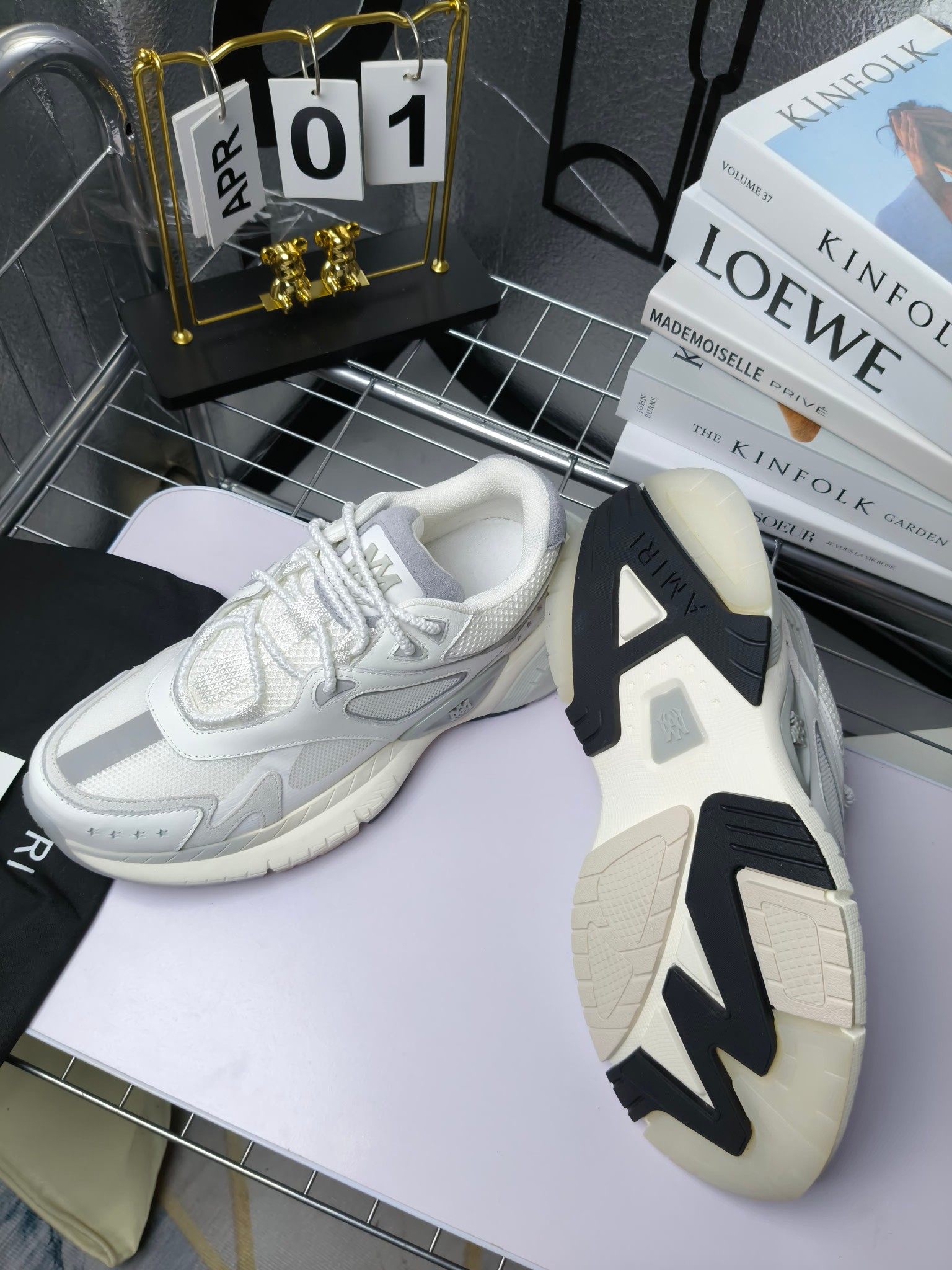 𝐀𝐌𝐈𝐑𝐈 𝐌𝐀 𝐑𝐔𝐍𝐍𝐄𝐑 𝟮𝟬𝟮𝟰/𝐬𝐬 情侣款老爹鞋运动鞋
AMIRI
RUNWAY SKEL TOP 骨头鞋之前黑白 熊猫 白蓝配色已经有不少人热捧 24早春款更是热度不减潮人必备单品 老爹鞋,复古风尚,舒适度爆表。无论是独特的鞋型设计,还是高品质的材质,都彰显出AMIRI对品质的极致追求。穿上它,你将感受到无与伦比的舒适度,仿佛置身于云端 舒适百搭!进口头层牛皮+原版透气网蔡志强原版定制透气网里 独家开模TPU磨具成型底 底厚: 5CM
Size:35-45
p340