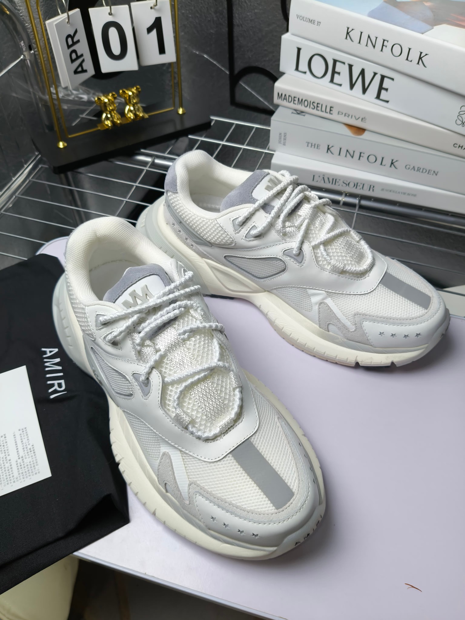 𝐀𝐌𝐈𝐑𝐈 𝐌𝐀 𝐑𝐔𝐍𝐍𝐄𝐑 𝟮𝟬𝟮𝟰/𝐬𝐬 情侣款老爹鞋运动鞋
AMIRI
RUNWAY SKEL TOP 骨头鞋之前黑白 熊猫 白蓝配色已经有不少人热捧 24早春款更是热度不减潮人必备单品 老爹鞋,复古风尚,舒适度爆表。无论是独特的鞋型设计,还是高品质的材质,都彰显出AMIRI对品质的极致追求。穿上它,你将感受到无与伦比的舒适度,仿佛置身于云端 舒适百搭!进口头层牛皮+原版透气网蔡志强原版定制透气网里 独家开模TPU磨具成型底 底厚: 5CM
Size:35-45
p340