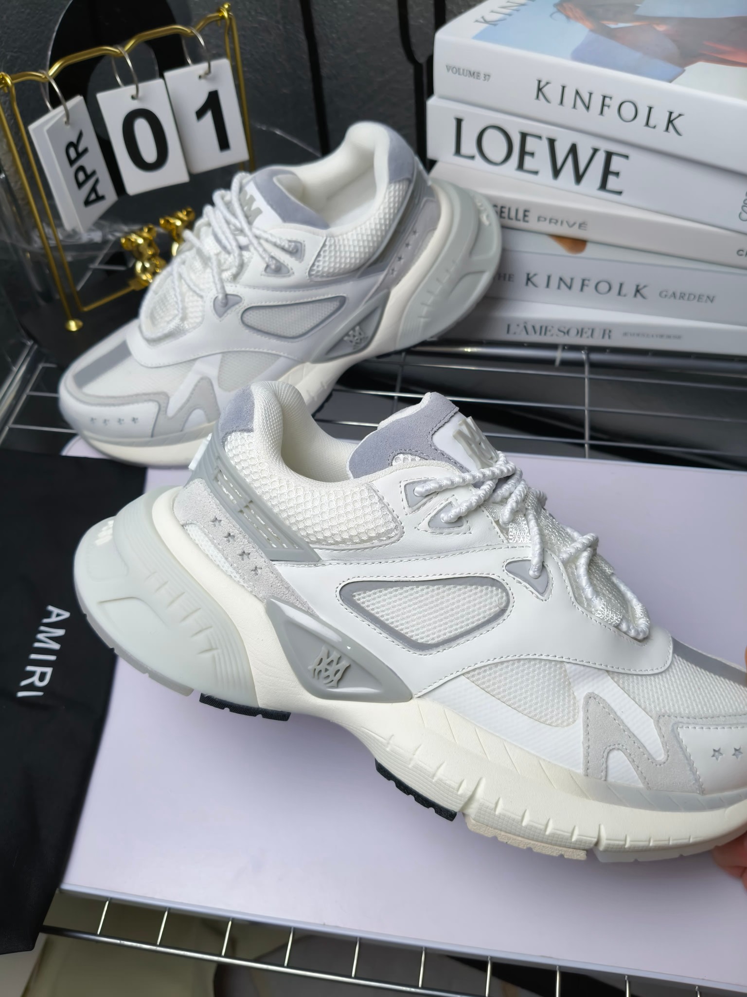 𝐀𝐌𝐈𝐑𝐈 𝐌𝐀 𝐑𝐔𝐍𝐍𝐄𝐑 𝟮𝟬𝟮𝟰/𝐬𝐬 情侣款老爹鞋运动鞋
AMIRI
RUNWAY SKEL TOP 骨头鞋之前黑白 熊猫 白蓝配色已经有不少人热捧 24早春款更是热度不减潮人必备单品 老爹鞋,复古风尚,舒适度爆表。无论是独特的鞋型设计,还是高品质的材质,都彰显出AMIRI对品质的极致追求。穿上它,你将感受到无与伦比的舒适度,仿佛置身于云端 舒适百搭!进口头层牛皮+原版透气网蔡志强原版定制透气网里 独家开模TPU磨具成型底 底厚: 5CM
Size:35-45
p340