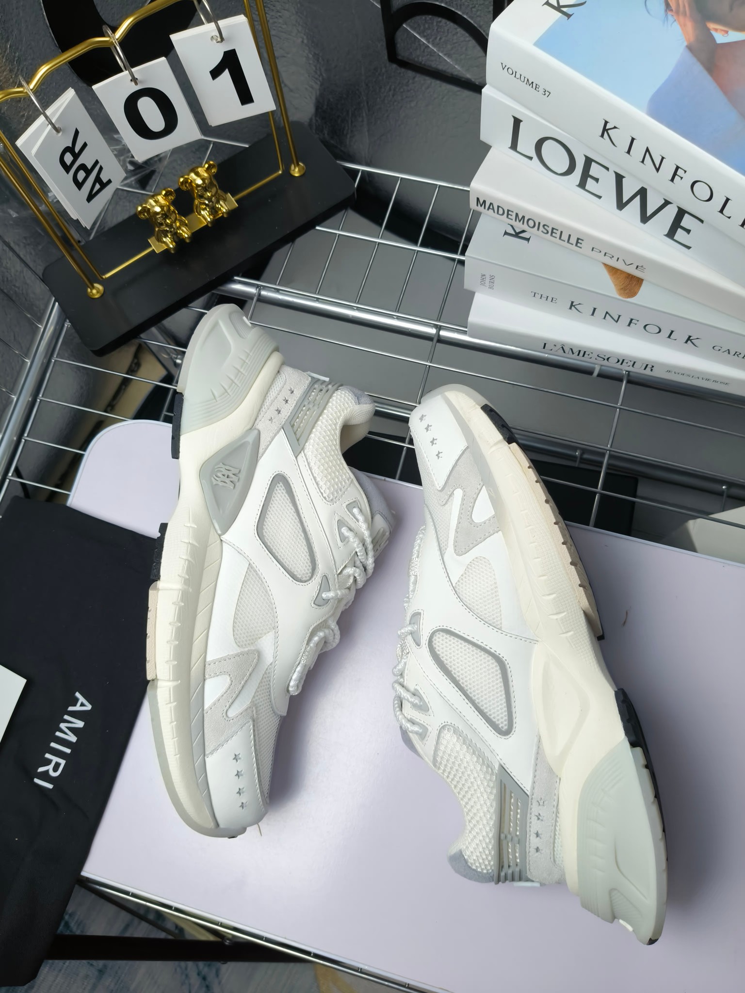 𝐀𝐌𝐈𝐑𝐈 𝐌𝐀 𝐑𝐔𝐍𝐍𝐄𝐑 𝟮𝟬𝟮𝟰/𝐬𝐬 情侣款老爹鞋运动鞋
AMIRI
RUNWAY SKEL TOP 骨头鞋之前黑白 熊猫 白蓝配色已经有不少人热捧 24早春款更是热度不减潮人必备单品 老爹鞋,复古风尚,舒适度爆表。无论是独特的鞋型设计,还是高品质的材质,都彰显出AMIRI对品质的极致追求。穿上它,你将感受到无与伦比的舒适度,仿佛置身于云端 舒适百搭!进口头层牛皮+原版透气网蔡志强原版定制透气网里 独家开模TPU磨具成型底 底厚: 5CM
Size:35-45
p340
