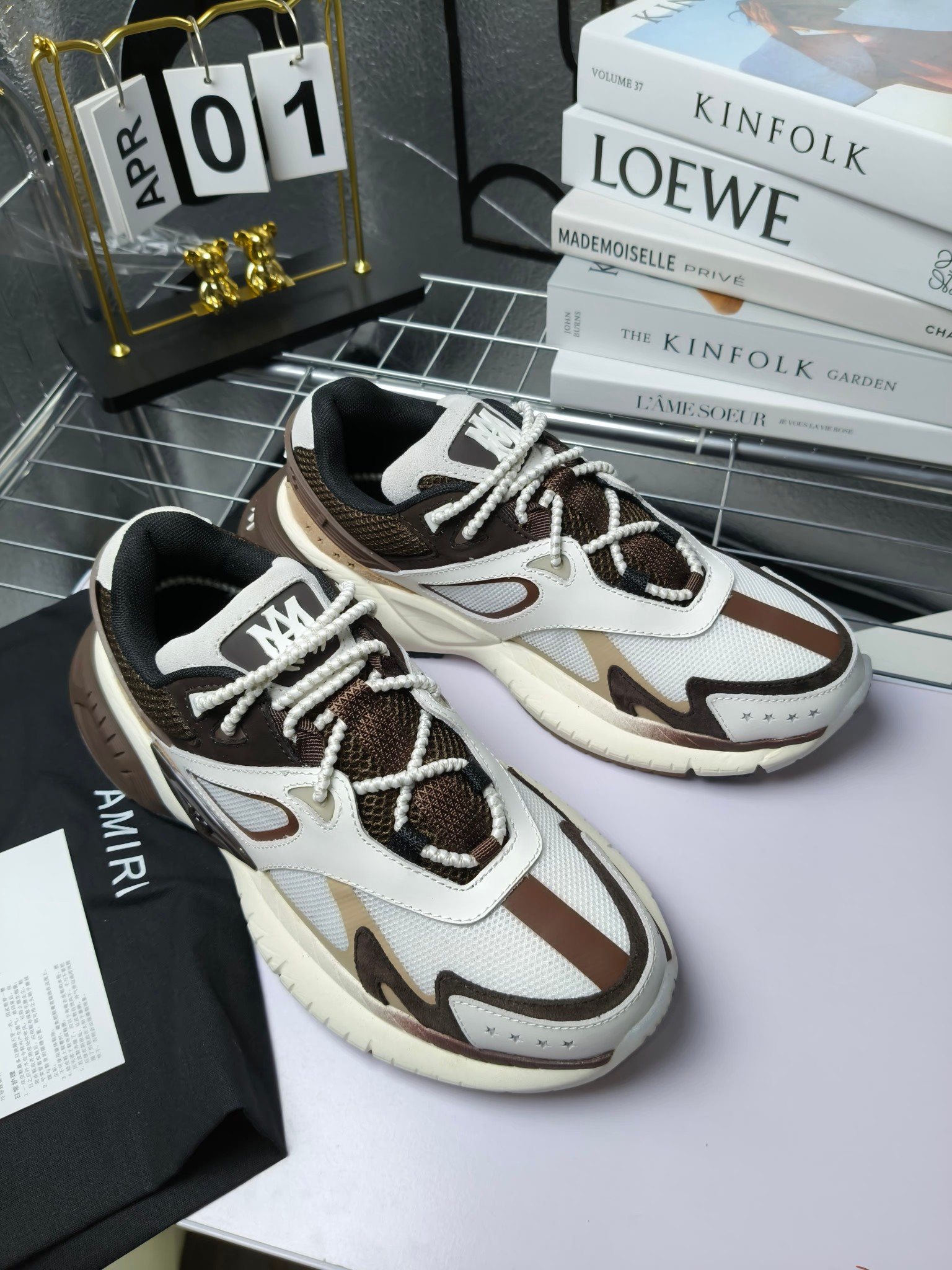 𝐀𝐌𝐈𝐑𝐈 𝐌𝐀 𝐑𝐔𝐍𝐍𝐄𝐑 𝟮𝟬𝟮𝟰/𝐬𝐬 情侣款老爹鞋运动鞋
AMIRI
RUNWAY SKEL TOP 骨头鞋之前黑白 熊猫 白蓝配色已经有不少人热捧 24早春款更是热度不减潮人必备单品 老爹鞋,复古风尚,舒适度爆表。无论是独特的鞋型设计,还是高品质的材质,都彰显出AMIRI对品质的极致追求。穿上它,你将感受到无与伦比的舒适度,仿佛置身于云端 舒适百搭!进口头层牛皮+原版透气网蔡志强原版定制透气网里 独家开模TPU磨具成型底 底厚: 5CM
Size:35-45
p340
