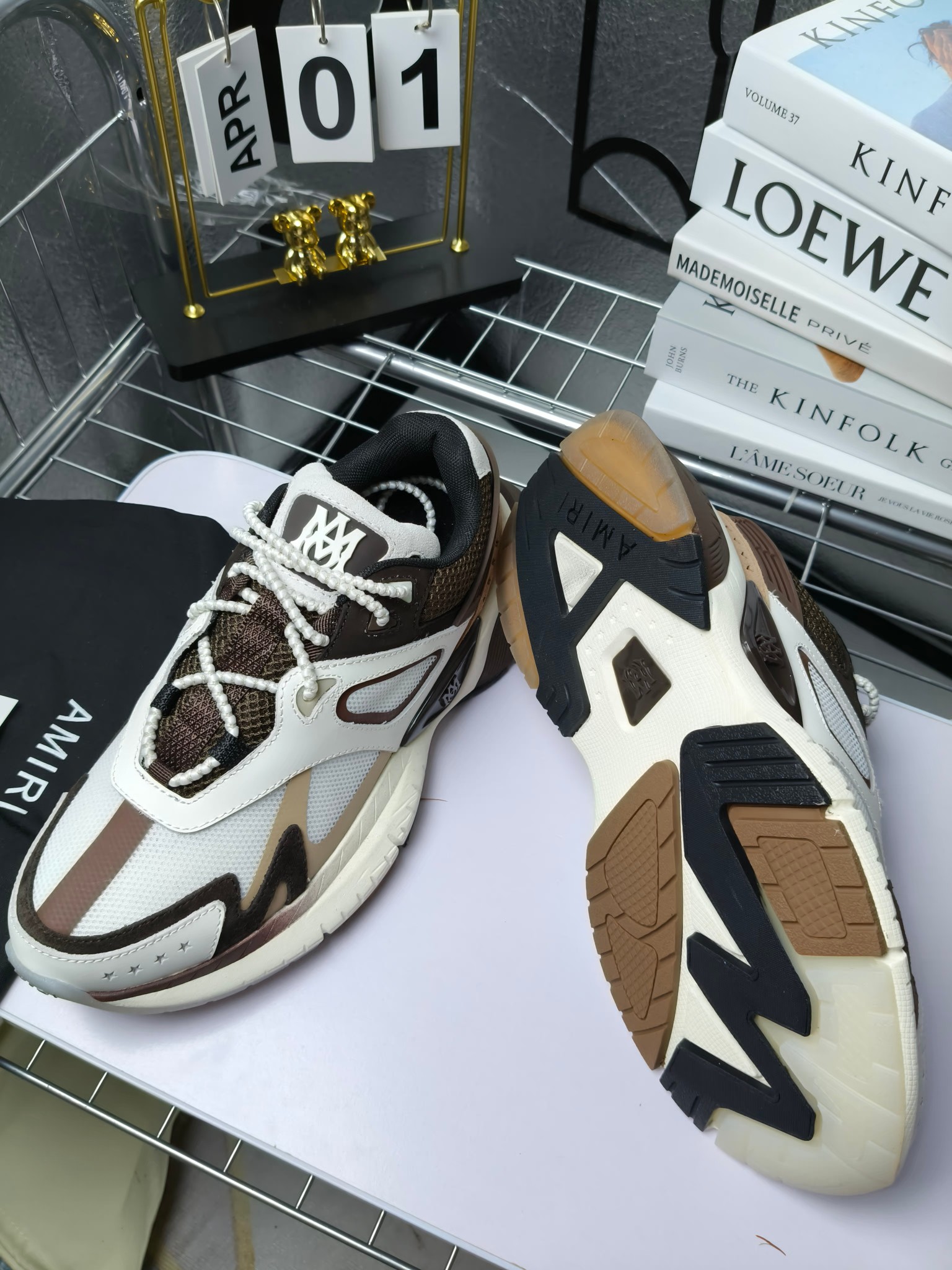 𝐀𝐌𝐈𝐑𝐈 𝐌𝐀 𝐑𝐔𝐍𝐍𝐄𝐑 𝟮𝟬𝟮𝟰/𝐬𝐬 情侣款老爹鞋运动鞋
AMIRI
RUNWAY SKEL TOP 骨头鞋之前黑白 熊猫 白蓝配色已经有不少人热捧 24早春款更是热度不减潮人必备单品 老爹鞋,复古风尚,舒适度爆表。无论是独特的鞋型设计,还是高品质的材质,都彰显出AMIRI对品质的极致追求。穿上它,你将感受到无与伦比的舒适度,仿佛置身于云端 舒适百搭!进口头层牛皮+原版透气网蔡志强原版定制透气网里 独家开模TPU磨具成型底 底厚: 5CM
Size:35-45
p340