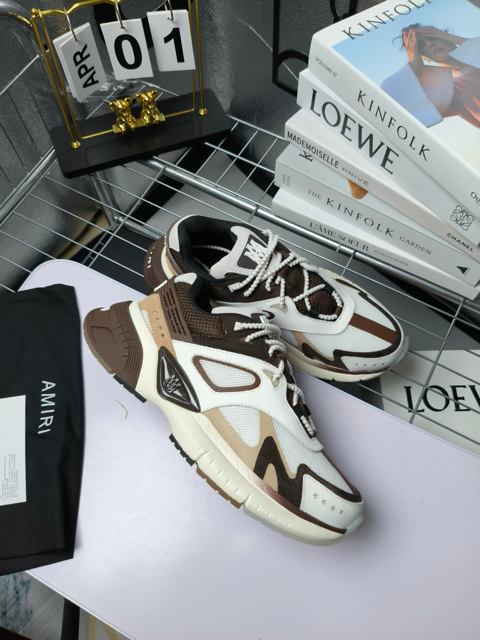 𝐀𝐌𝐈𝐑𝐈 𝐌𝐀 𝐑𝐔𝐍𝐍𝐄𝐑 𝟮𝟬𝟮𝟰/𝐬𝐬 情侣款老爹鞋运动鞋
AMIRI
RUNWAY SKEL TOP 骨头鞋之前黑白 熊猫 白蓝配色已经有不少人热捧 24早春款更是热度不减潮人必备单品 老爹鞋,复古风尚,舒适度爆表。无论是独特的鞋型设计,还是高品质的材质,都彰显出AMIRI对品质的极致追求。穿上它,你将感受到无与伦比的舒适度,仿佛置身于云端 舒适百搭!进口头层牛皮+原版透气网蔡志强原版定制透气网里 独家开模TPU磨具成型底 底厚: 5CM
Size:35-45
p340
