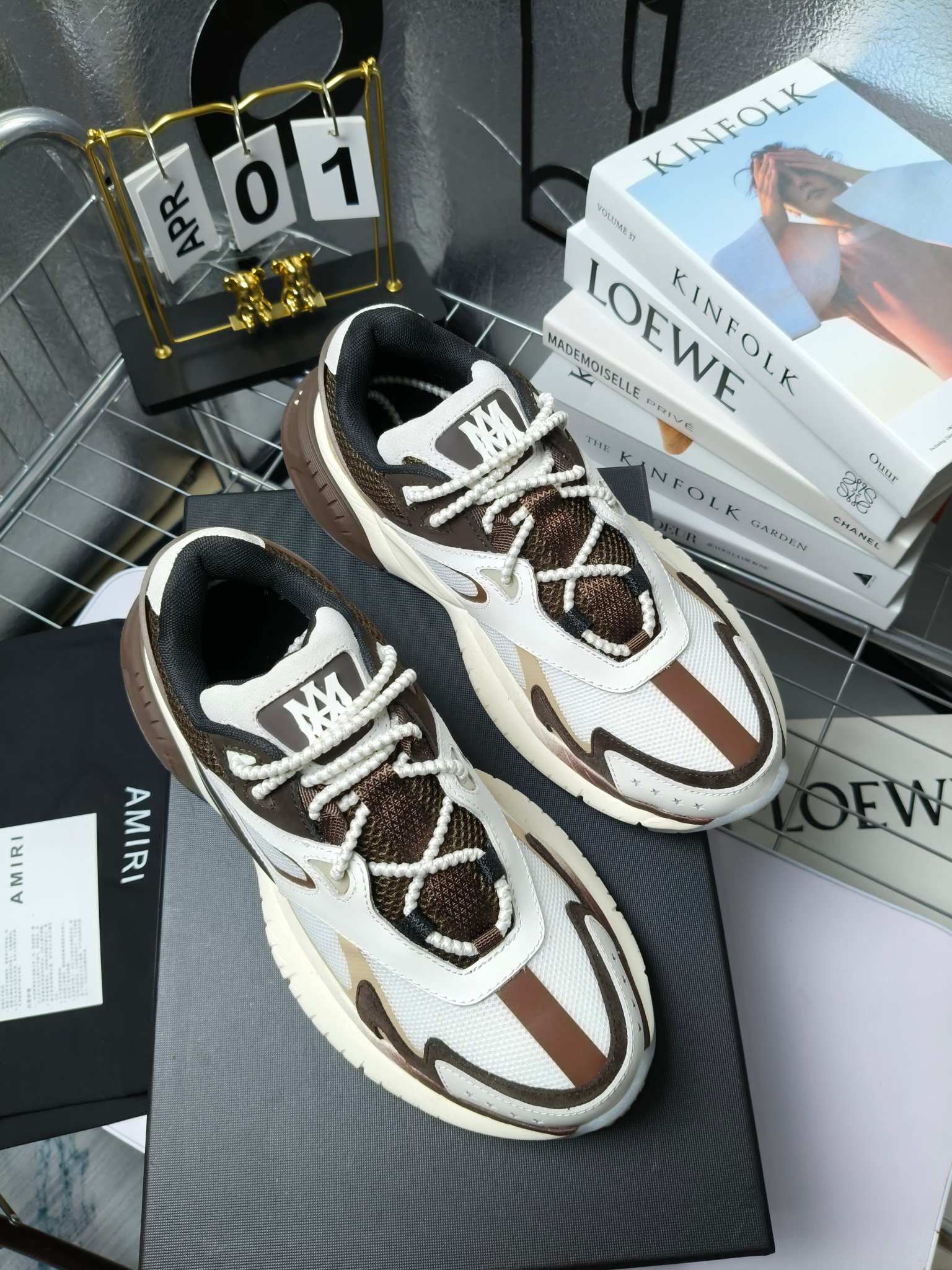 𝐀𝐌𝐈𝐑𝐈 𝐌𝐀 𝐑𝐔𝐍𝐍𝐄𝐑 𝟮𝟬𝟮𝟰/𝐬𝐬 情侣款老爹鞋运动鞋
AMIRI
RUNWAY SKEL TOP 骨头鞋之前黑白 熊猫 白蓝配色已经有不少人热捧 24早春款更是热度不减潮人必备单品 老爹鞋,复古风尚,舒适度爆表。无论是独特的鞋型设计,还是高品质的材质,都彰显出AMIRI对品质的极致追求。穿上它,你将感受到无与伦比的舒适度,仿佛置身于云端 舒适百搭!进口头层牛皮+原版透气网蔡志强原版定制透气网里 独家开模TPU磨具成型底 底厚: 5CM
Size:35-45
p340