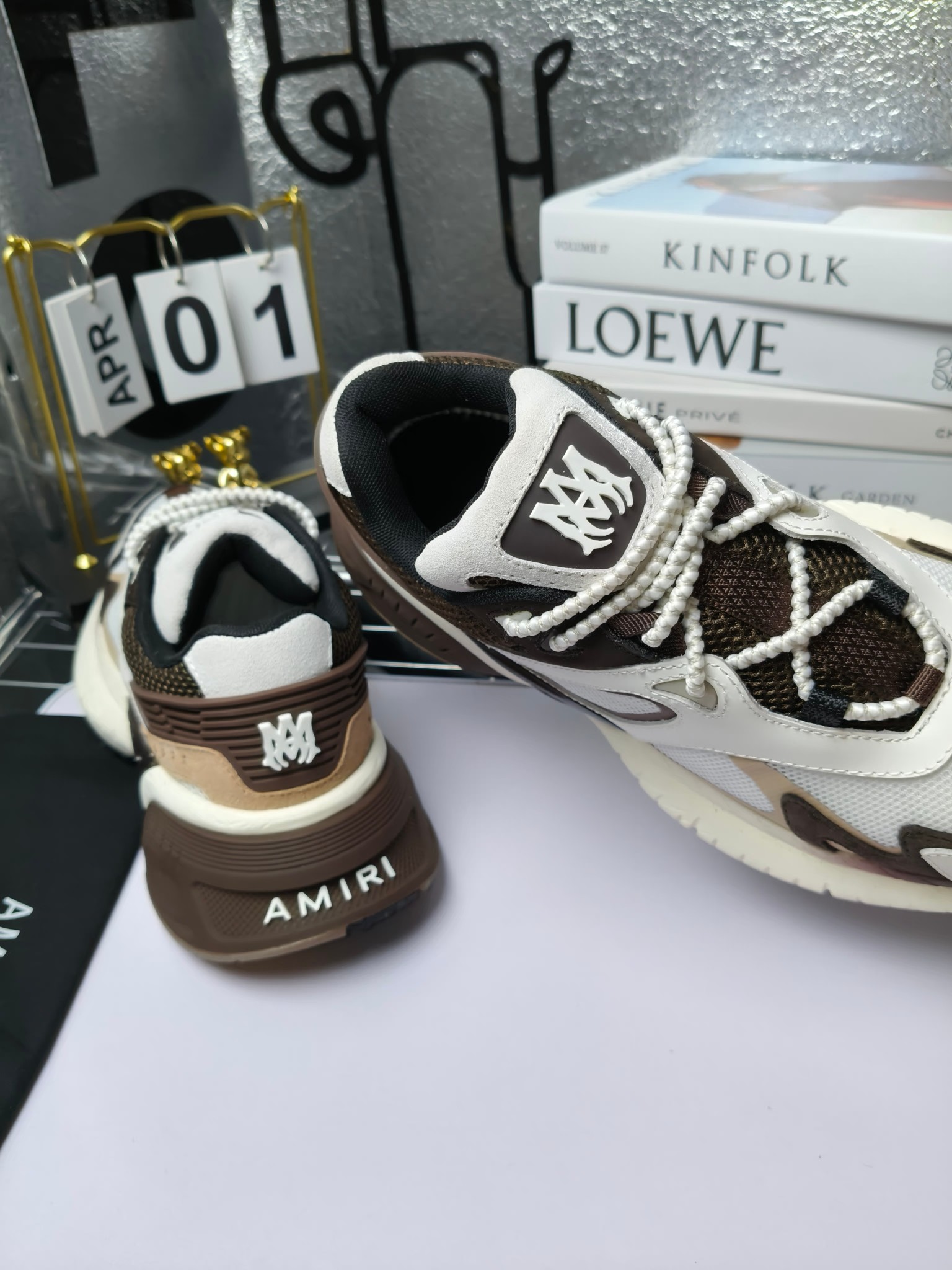 𝐀𝐌𝐈𝐑𝐈 𝐌𝐀 𝐑𝐔𝐍𝐍𝐄𝐑 𝟮𝟬𝟮𝟰/𝐬𝐬 情侣款老爹鞋运动鞋
AMIRI
RUNWAY SKEL TOP 骨头鞋之前黑白 熊猫 白蓝配色已经有不少人热捧 24早春款更是热度不减潮人必备单品 老爹鞋,复古风尚,舒适度爆表。无论是独特的鞋型设计,还是高品质的材质,都彰显出AMIRI对品质的极致追求。穿上它,你将感受到无与伦比的舒适度,仿佛置身于云端 舒适百搭!进口头层牛皮+原版透气网蔡志强原版定制透气网里 独家开模TPU磨具成型底 底厚: 5CM
Size:35-45
p340