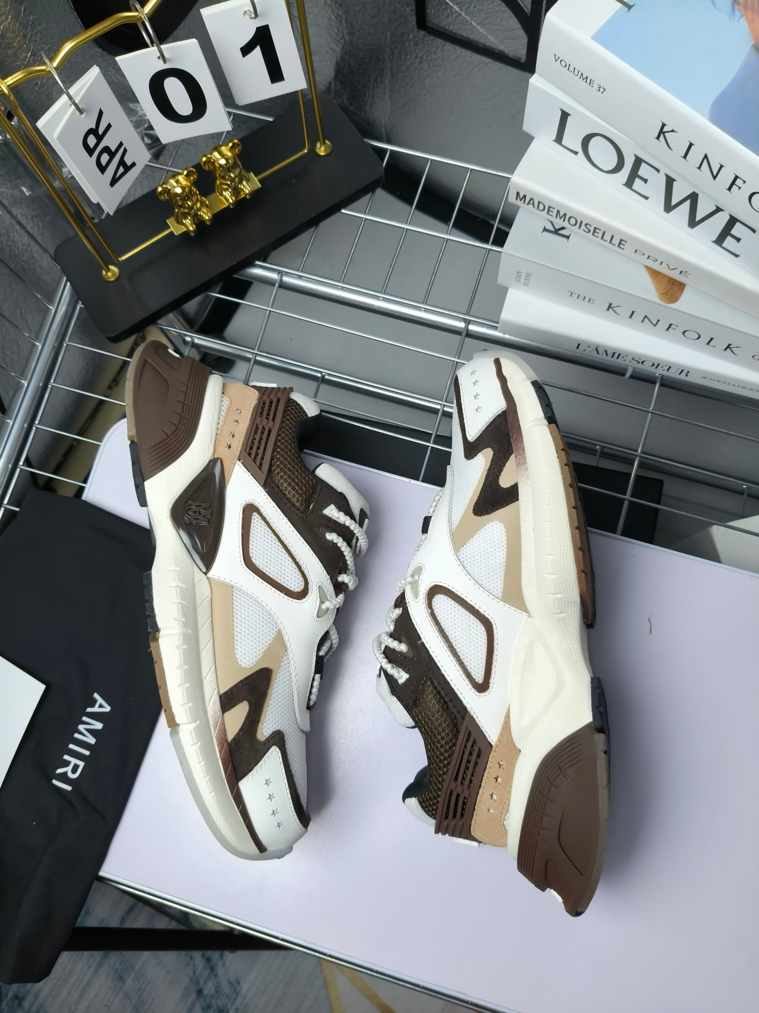 𝐀𝐌𝐈𝐑𝐈 𝐌𝐀 𝐑𝐔𝐍𝐍𝐄𝐑 𝟮𝟬𝟮𝟰/𝐬𝐬 情侣款老爹鞋运动鞋
AMIRI
RUNWAY SKEL TOP 骨头鞋之前黑白 熊猫 白蓝配色已经有不少人热捧 24早春款更是热度不减潮人必备单品 老爹鞋,复古风尚,舒适度爆表。无论是独特的鞋型设计,还是高品质的材质,都彰显出AMIRI对品质的极致追求。穿上它,你将感受到无与伦比的舒适度,仿佛置身于云端 舒适百搭!进口头层牛皮+原版透气网蔡志强原版定制透气网里 独家开模TPU磨具成型底 底厚: 5CM
Size:35-45
p340