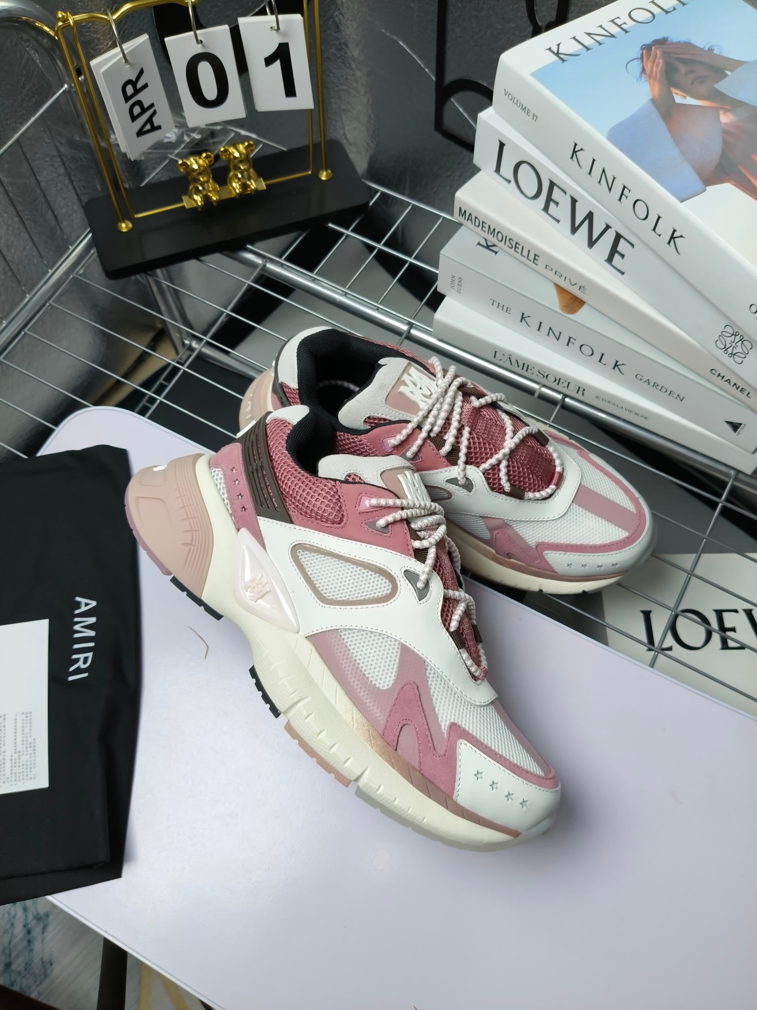 𝐀𝐌𝐈𝐑𝐈 𝐌𝐀 𝐑𝐔𝐍𝐍𝐄𝐑 𝟮𝟬𝟮𝟰/𝐬𝐬 情侣款老爹鞋运动鞋
AMIRI 
RUNWAY SKEL TOP 骨头鞋之前黑白 熊猫 白蓝配色已经有不少人热捧 24早春款更是热度不减潮人必备单品 老爹鞋，复古风尚，舒适度爆表。无论是独特的鞋型设计，还是高品质的材质，都彰显出AMIRI对品质的极致追求。穿上它，你将感受到无与伦比的舒适度，仿佛置身于云端 舒适百搭！进口头层牛皮+原版透气网蔡志强原版定制透气网里 独家开模TPU磨具成型底 底厚: 5CM
 Size：35-45
p340