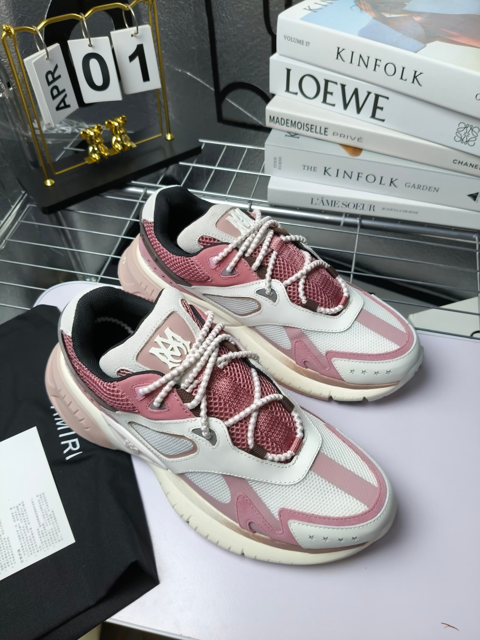 𝐀𝐌𝐈𝐑𝐈 𝐌𝐀 𝐑𝐔𝐍𝐍𝐄𝐑 𝟮𝟬𝟮𝟰/𝐬𝐬 情侣款老爹鞋运动鞋
AMIRI 
RUNWAY SKEL TOP 骨头鞋之前黑白 熊猫 白蓝配色已经有不少人热捧 24早春款更是热度不减潮人必备单品 老爹鞋，复古风尚，舒适度爆表。无论是独特的鞋型设计，还是高品质的材质，都彰显出AMIRI对品质的极致追求。穿上它，你将感受到无与伦比的舒适度，仿佛置身于云端 舒适百搭！进口头层牛皮+原版透气网蔡志强原版定制透气网里 独家开模TPU磨具成型底 底厚: 5CM
 Size：35-45
p340