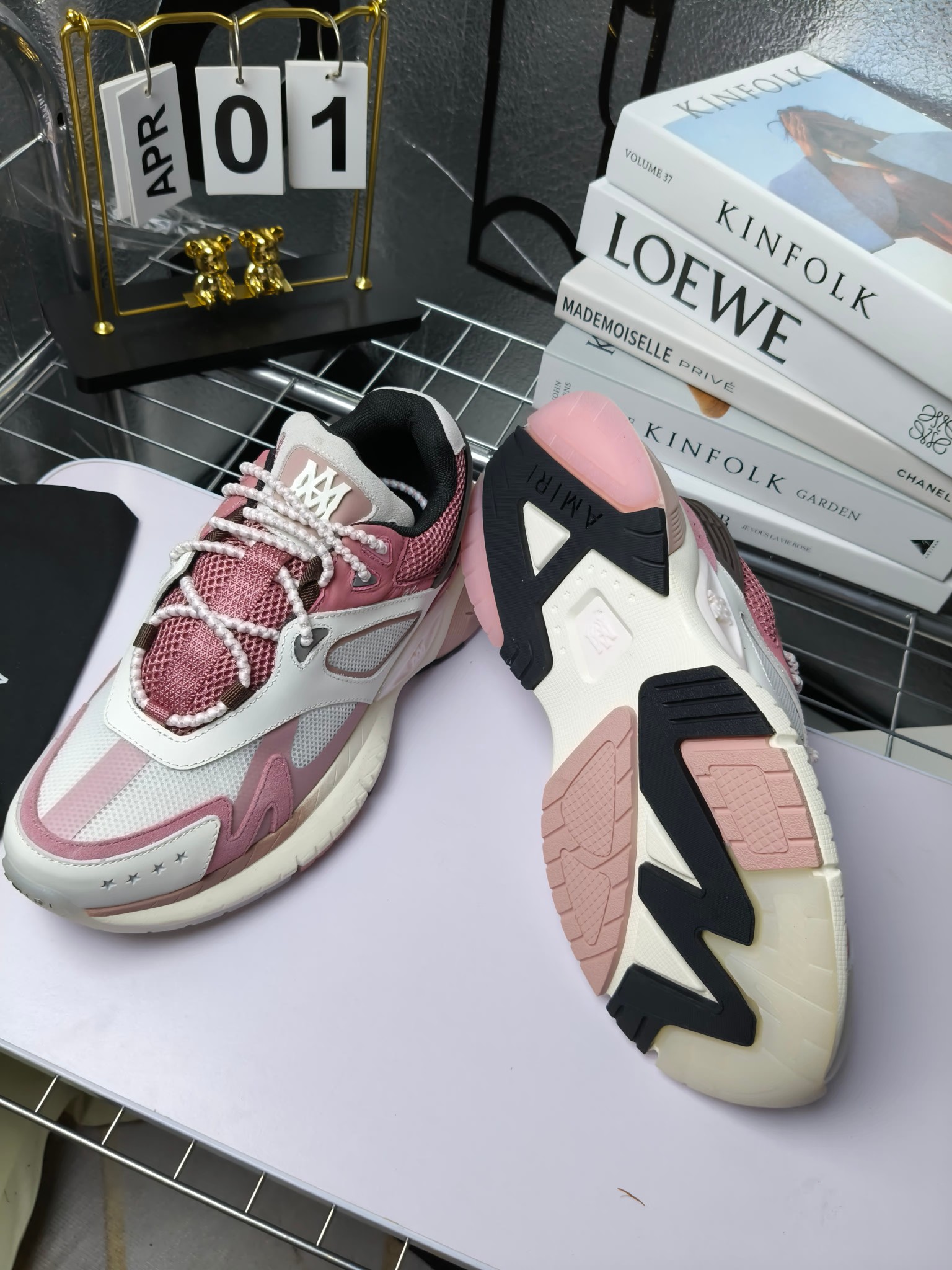 𝐀𝐌𝐈𝐑𝐈 𝐌𝐀 𝐑𝐔𝐍𝐍𝐄𝐑 𝟮𝟬𝟮𝟰/𝐬𝐬 情侣款老爹鞋运动鞋
AMIRI 
RUNWAY SKEL TOP 骨头鞋之前黑白 熊猫 白蓝配色已经有不少人热捧 24早春款更是热度不减潮人必备单品 老爹鞋，复古风尚，舒适度爆表。无论是独特的鞋型设计，还是高品质的材质，都彰显出AMIRI对品质的极致追求。穿上它，你将感受到无与伦比的舒适度，仿佛置身于云端 舒适百搭！进口头层牛皮+原版透气网蔡志强原版定制透气网里 独家开模TPU磨具成型底 底厚: 5CM
 Size：35-45
p340
