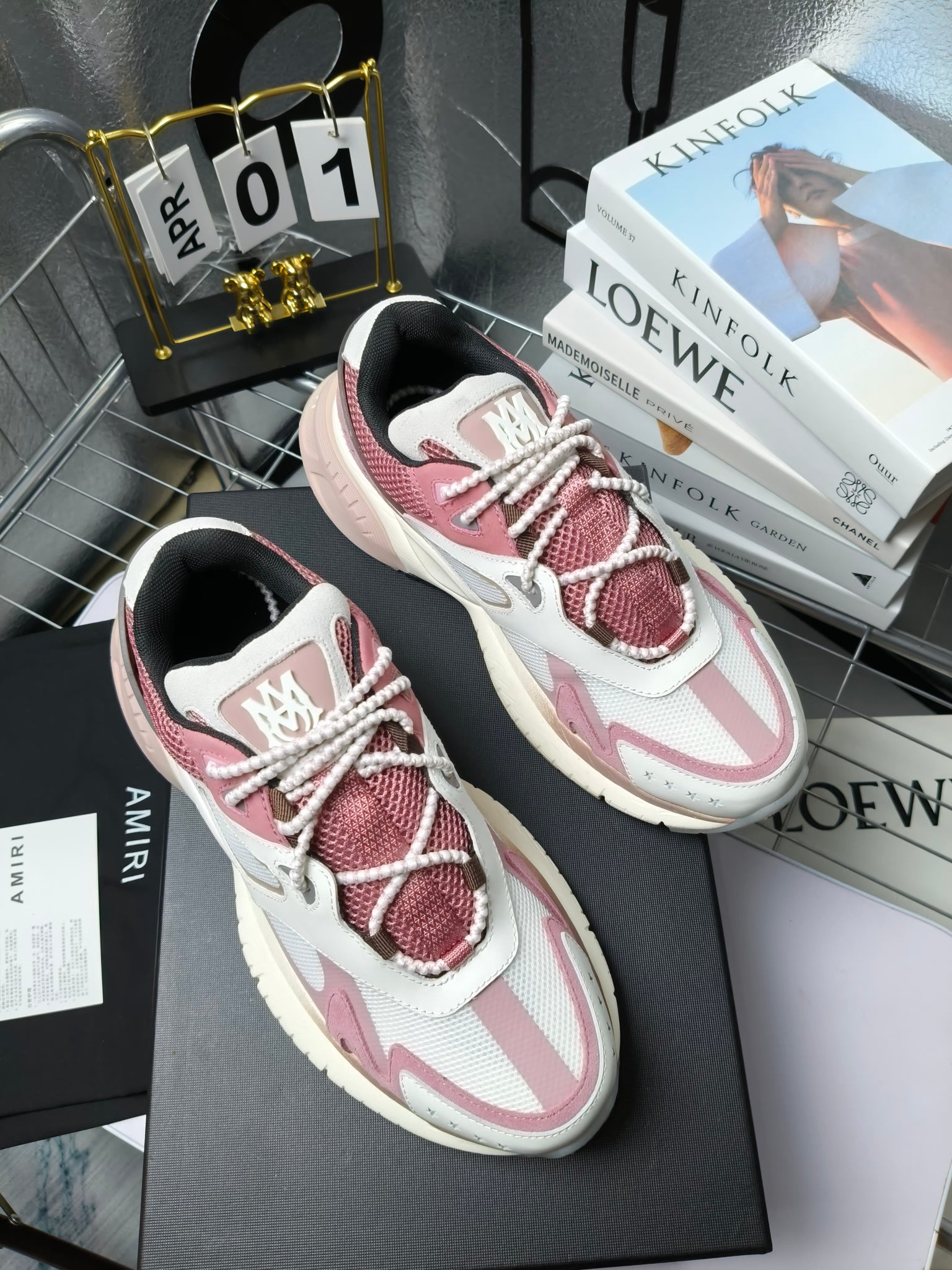 𝐀𝐌𝐈𝐑𝐈 𝐌𝐀 𝐑𝐔𝐍𝐍𝐄𝐑 𝟮𝟬𝟮𝟰/𝐬𝐬 情侣款老爹鞋运动鞋
AMIRI 
RUNWAY SKEL TOP 骨头鞋之前黑白 熊猫 白蓝配色已经有不少人热捧 24早春款更是热度不减潮人必备单品 老爹鞋，复古风尚，舒适度爆表。无论是独特的鞋型设计，还是高品质的材质，都彰显出AMIRI对品质的极致追求。穿上它，你将感受到无与伦比的舒适度，仿佛置身于云端 舒适百搭！进口头层牛皮+原版透气网蔡志强原版定制透气网里 独家开模TPU磨具成型底 底厚: 5CM
 Size：35-45
p340