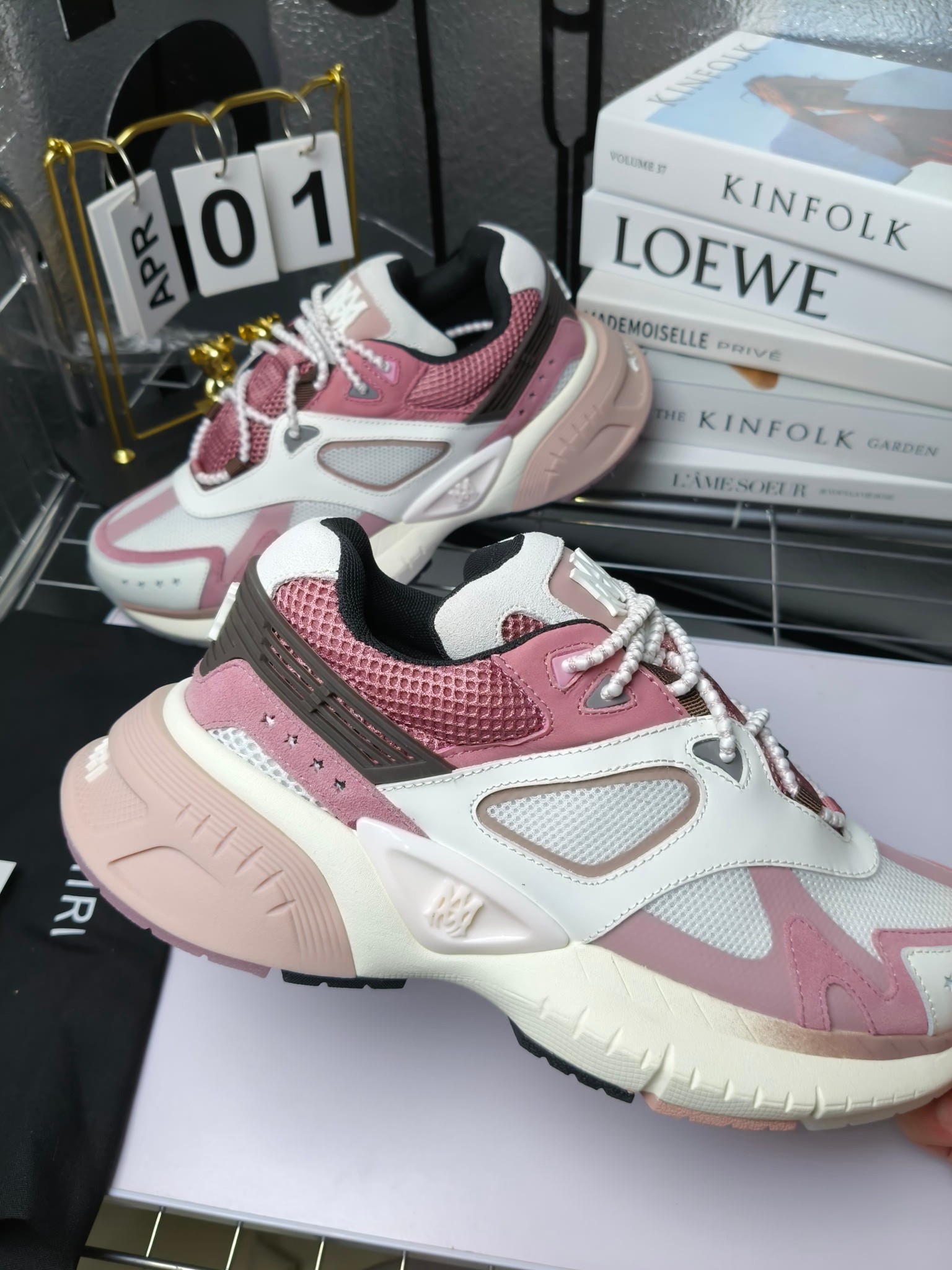 𝐀𝐌𝐈𝐑𝐈 𝐌𝐀 𝐑𝐔𝐍𝐍𝐄𝐑 𝟮𝟬𝟮𝟰/𝐬𝐬 情侣款老爹鞋运动鞋
AMIRI 
RUNWAY SKEL TOP 骨头鞋之前黑白 熊猫 白蓝配色已经有不少人热捧 24早春款更是热度不减潮人必备单品 老爹鞋，复古风尚，舒适度爆表。无论是独特的鞋型设计，还是高品质的材质，都彰显出AMIRI对品质的极致追求。穿上它，你将感受到无与伦比的舒适度，仿佛置身于云端 舒适百搭！进口头层牛皮+原版透气网蔡志强原版定制透气网里 独家开模TPU磨具成型底 底厚: 5CM
 Size：35-45
p340