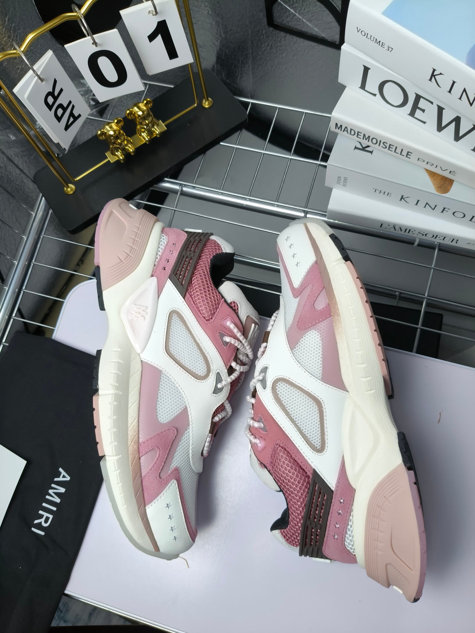𝐀𝐌𝐈𝐑𝐈 𝐌𝐀 𝐑𝐔𝐍𝐍𝐄𝐑 𝟮𝟬𝟮𝟰/𝐬𝐬 情侣款老爹鞋运动鞋
AMIRI 
RUNWAY SKEL TOP 骨头鞋之前黑白 熊猫 白蓝配色已经有不少人热捧 24早春款更是热度不减潮人必备单品 老爹鞋，复古风尚，舒适度爆表。无论是独特的鞋型设计，还是高品质的材质，都彰显出AMIRI对品质的极致追求。穿上它，你将感受到无与伦比的舒适度，仿佛置身于云端 舒适百搭！进口头层牛皮+原版透气网蔡志强原版定制透气网里 独家开模TPU磨具成型底 底厚: 5CM
 Size：35-45
p340