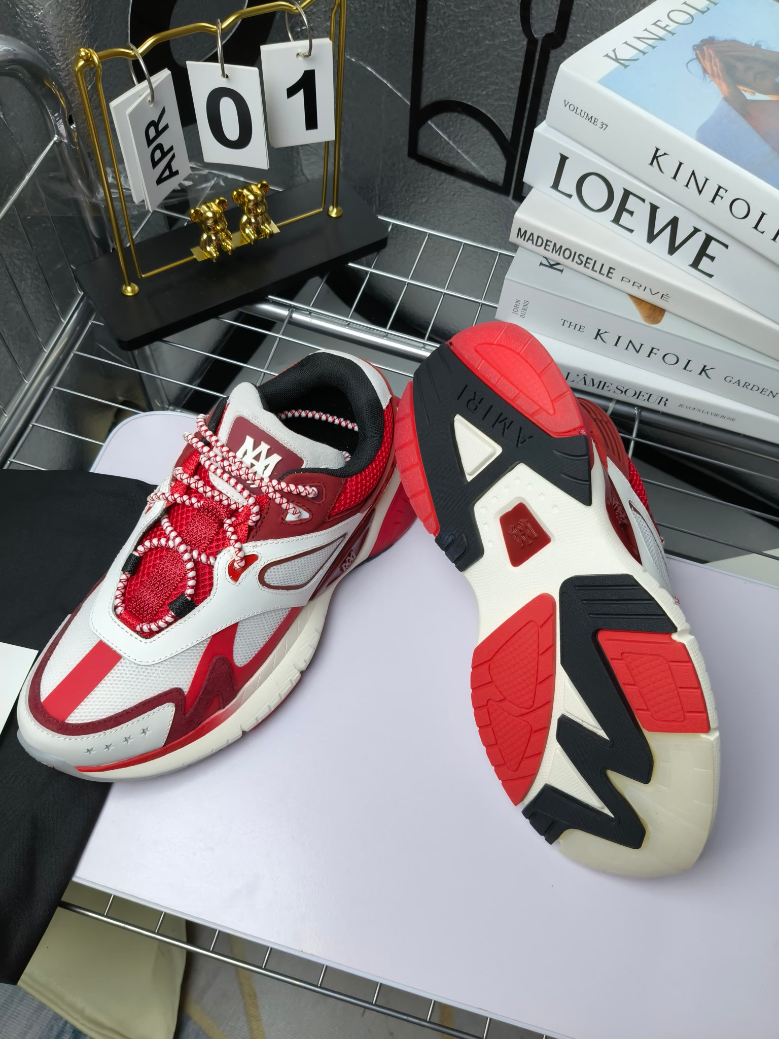 𝐀𝐌𝐈𝐑𝐈 𝐌𝐀 𝐑𝐔𝐍𝐍𝐄𝐑 𝟮𝟬𝟮𝟰/𝐬𝐬 情侣款老爹鞋运动鞋
AMIRI
RUNWAY SKEL TOP 骨头鞋之前黑白 熊猫 白蓝配色已经有不少人热捧 24早春款更是热度不减潮人必备单品 老爹鞋,复古风尚,舒适度爆表。无论是独特的鞋型设计,还是高品质的材质,都彰显出AMIRI对品质的极致追求。穿上它,你将感受到无与伦比的舒适度,仿佛置身于云端 舒适百搭!进口头层牛皮+原版透气网蔡志强原版定制透气网里 独家开模TPU磨具成型底 底厚: 5CM
Size:35-45
p340