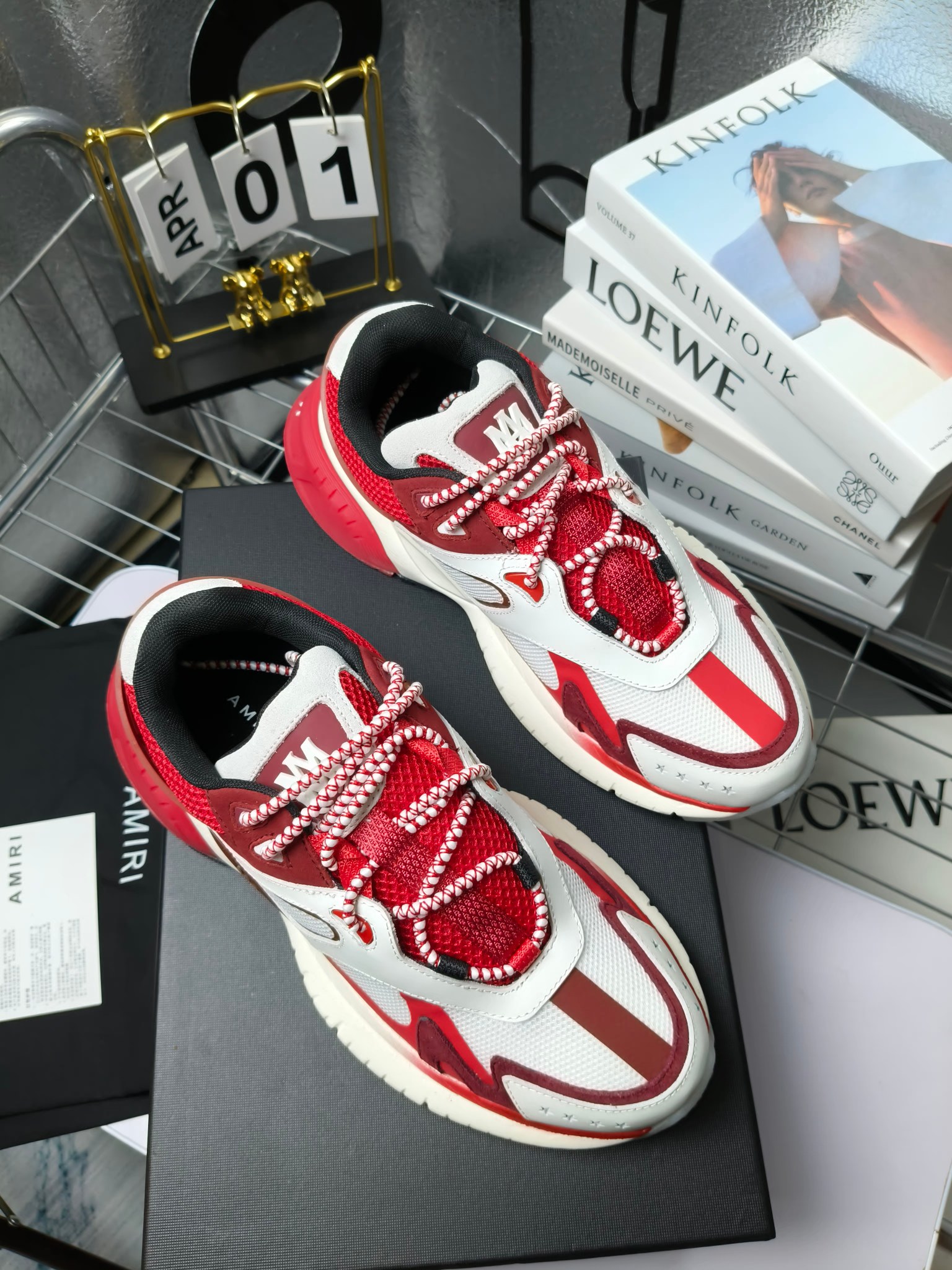 𝐀𝐌𝐈𝐑𝐈 𝐌𝐀 𝐑𝐔𝐍𝐍𝐄𝐑 𝟮𝟬𝟮𝟰/𝐬𝐬 情侣款老爹鞋运动鞋
AMIRI
RUNWAY SKEL TOP 骨头鞋之前黑白 熊猫 白蓝配色已经有不少人热捧 24早春款更是热度不减潮人必备单品 老爹鞋,复古风尚,舒适度爆表。无论是独特的鞋型设计,还是高品质的材质,都彰显出AMIRI对品质的极致追求。穿上它,你将感受到无与伦比的舒适度,仿佛置身于云端 舒适百搭!进口头层牛皮+原版透气网蔡志强原版定制透气网里 独家开模TPU磨具成型底 底厚: 5CM
Size:35-45
p340