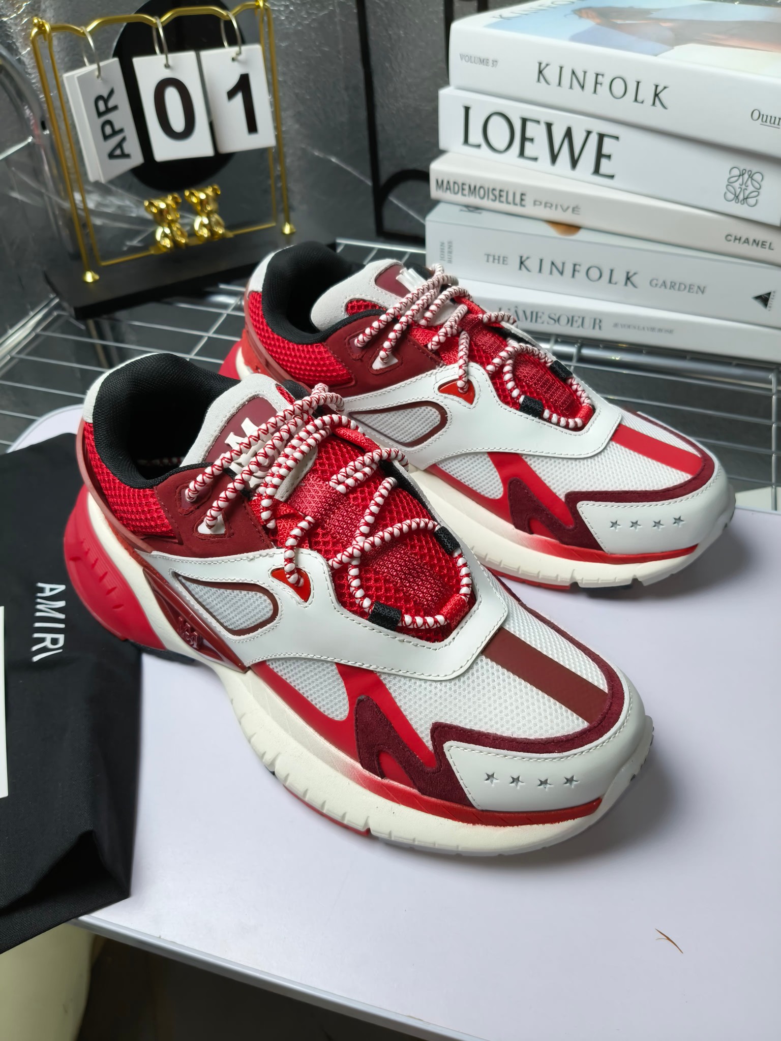 𝐀𝐌𝐈𝐑𝐈 𝐌𝐀 𝐑𝐔𝐍𝐍𝐄𝐑 𝟮𝟬𝟮𝟰/𝐬𝐬 情侣款老爹鞋运动鞋
AMIRI
RUNWAY SKEL TOP 骨头鞋之前黑白 熊猫 白蓝配色已经有不少人热捧 24早春款更是热度不减潮人必备单品 老爹鞋,复古风尚,舒适度爆表。无论是独特的鞋型设计,还是高品质的材质,都彰显出AMIRI对品质的极致追求。穿上它,你将感受到无与伦比的舒适度,仿佛置身于云端 舒适百搭!进口头层牛皮+原版透气网蔡志强原版定制透气网里 独家开模TPU磨具成型底 底厚: 5CM
Size:35-45
p340