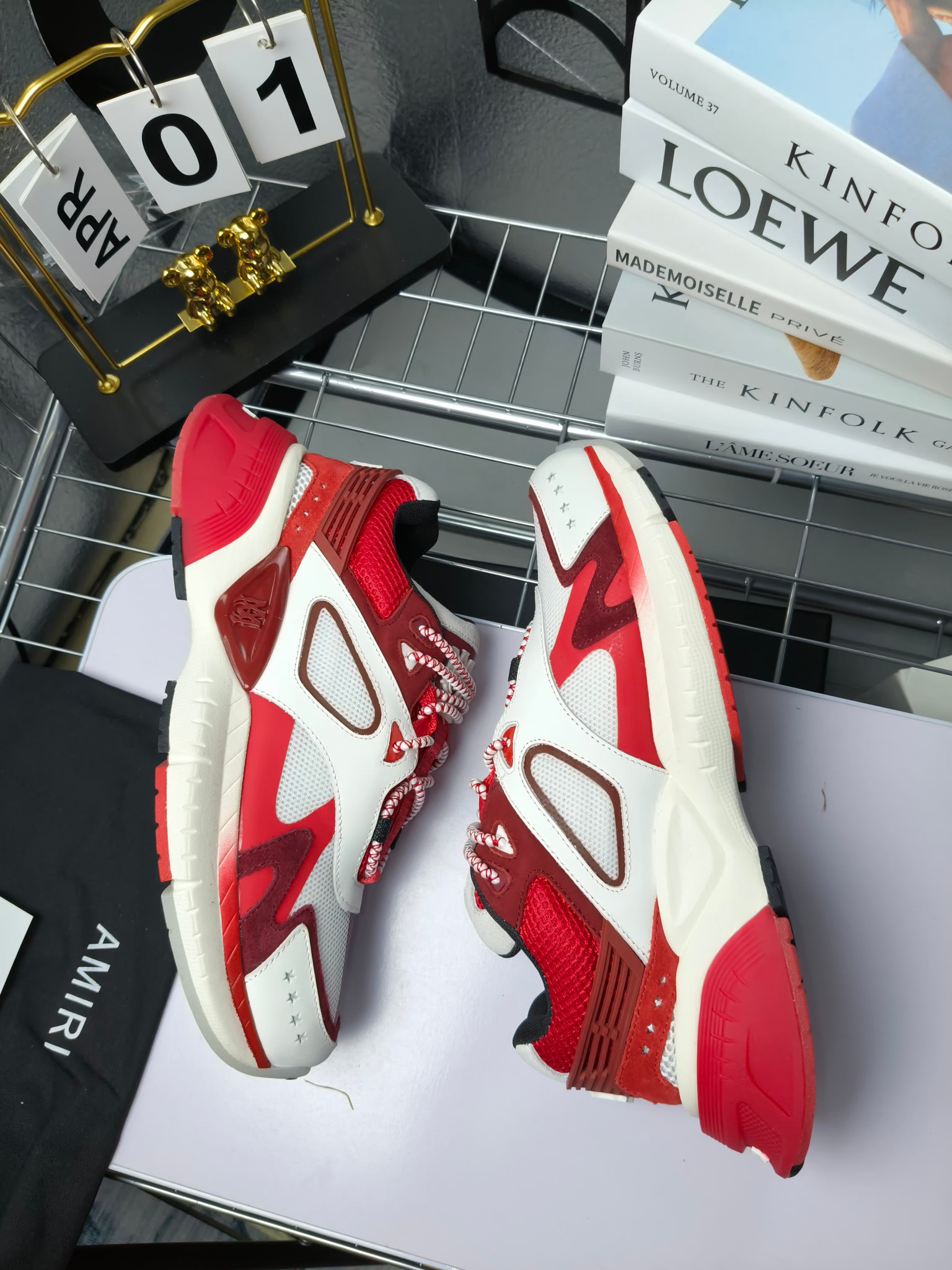 𝐀𝐌𝐈𝐑𝐈 𝐌𝐀 𝐑𝐔𝐍𝐍𝐄𝐑 𝟮𝟬𝟮𝟰/𝐬𝐬 情侣款老爹鞋运动鞋
AMIRI
RUNWAY SKEL TOP 骨头鞋之前黑白 熊猫 白蓝配色已经有不少人热捧 24早春款更是热度不减潮人必备单品 老爹鞋,复古风尚,舒适度爆表。无论是独特的鞋型设计,还是高品质的材质,都彰显出AMIRI对品质的极致追求。穿上它,你将感受到无与伦比的舒适度,仿佛置身于云端 舒适百搭!进口头层牛皮+原版透气网蔡志强原版定制透气网里 独家开模TPU磨具成型底 底厚: 5CM
Size:35-45
p340