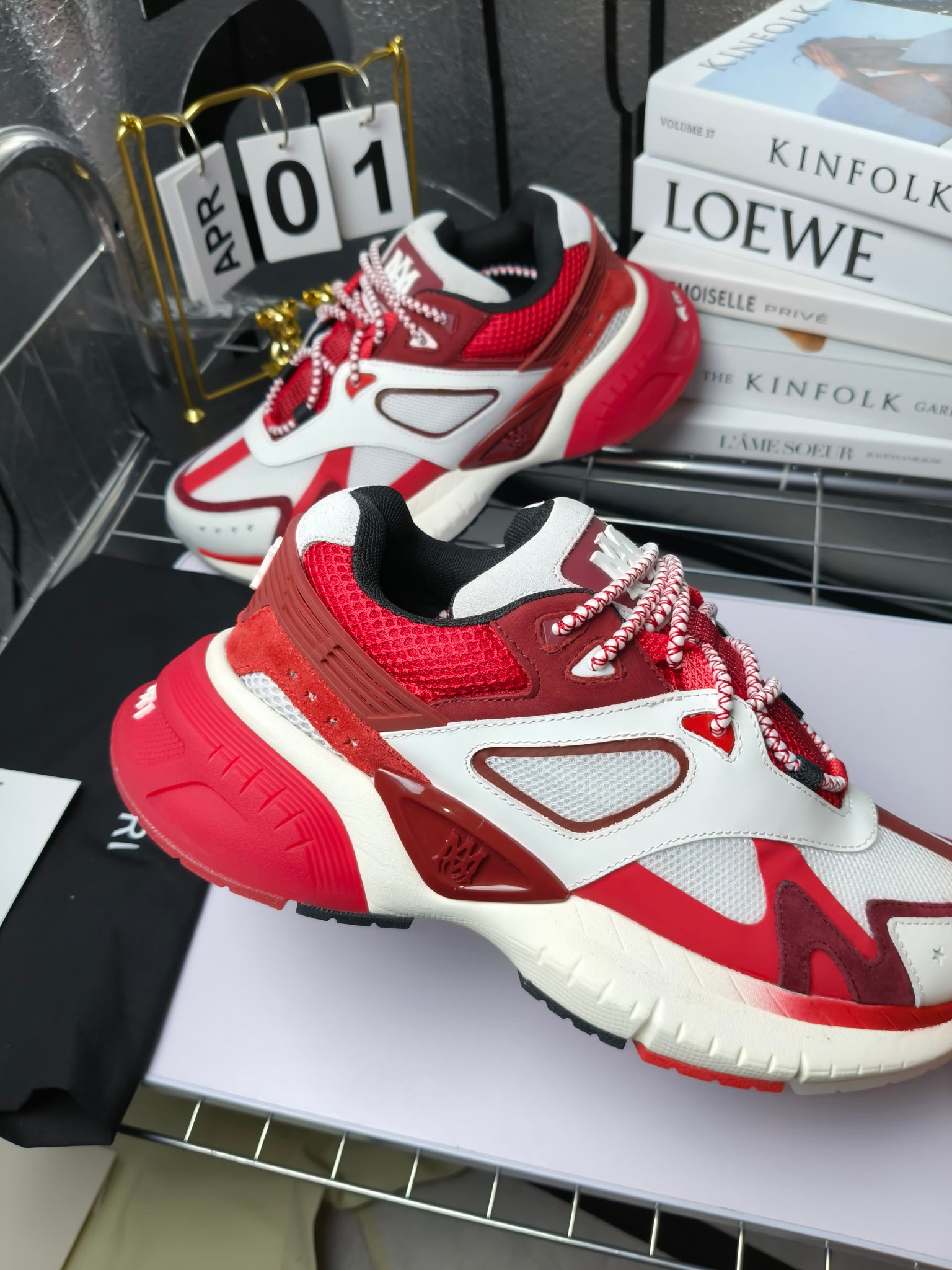 𝐀𝐌𝐈𝐑𝐈 𝐌𝐀 𝐑𝐔𝐍𝐍𝐄𝐑 𝟮𝟬𝟮𝟰/𝐬𝐬 情侣款老爹鞋运动鞋
AMIRI
RUNWAY SKEL TOP 骨头鞋之前黑白 熊猫 白蓝配色已经有不少人热捧 24早春款更是热度不减潮人必备单品 老爹鞋,复古风尚,舒适度爆表。无论是独特的鞋型设计,还是高品质的材质,都彰显出AMIRI对品质的极致追求。穿上它,你将感受到无与伦比的舒适度,仿佛置身于云端 舒适百搭!进口头层牛皮+原版透气网蔡志强原版定制透气网里 独家开模TPU磨具成型底 底厚: 5CM
Size:35-45
p340
