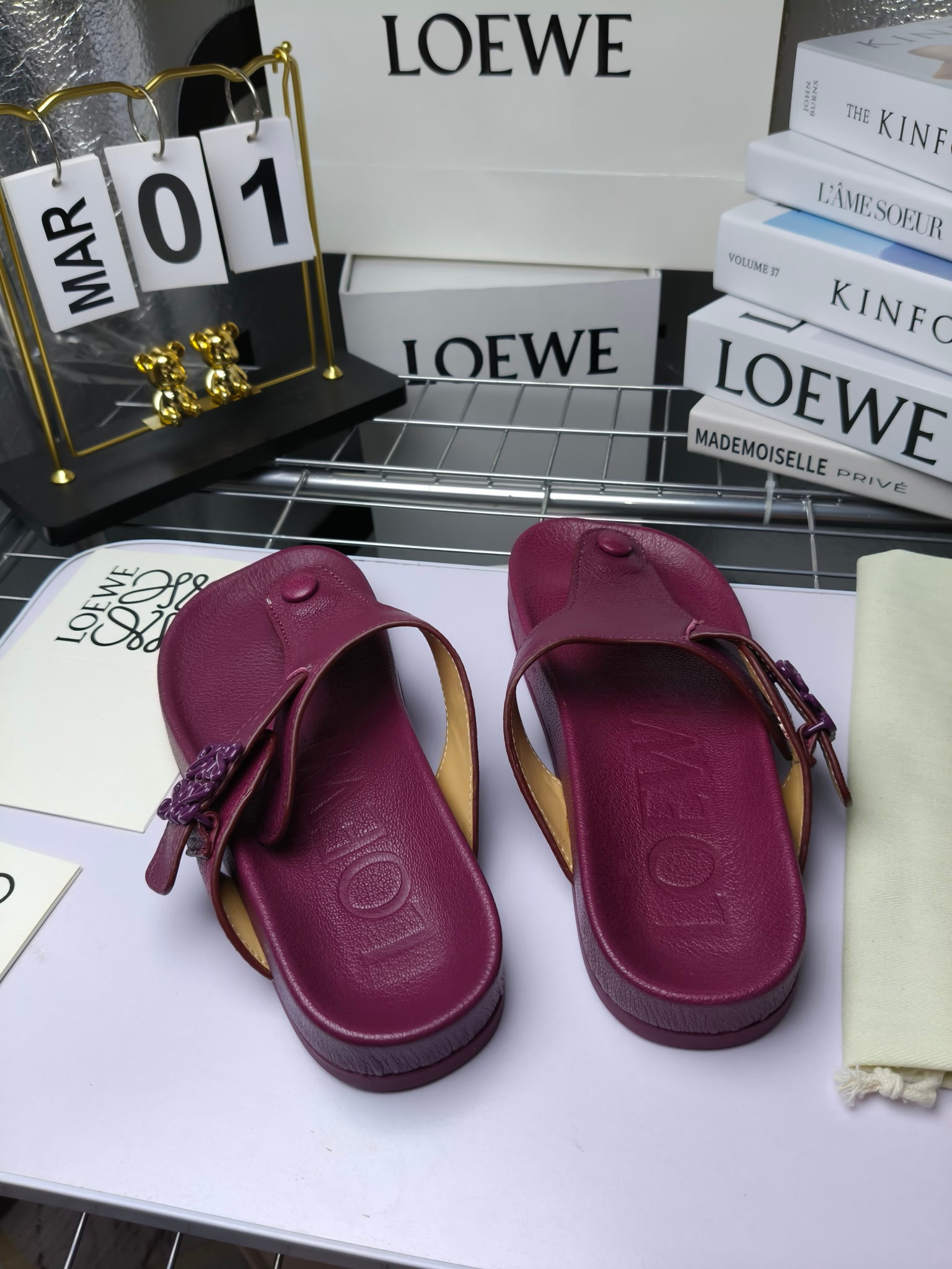【罗意威•Loewe】
情侣款35-45
2024春夏罗意威Loewe Campo2024夹脚凉鞋Loewe
全新Campo来自2024早春秀场延续品牌设计师Jonathan Anderson一贯的玩味主义色彩,
新款Campo玛丽珍穆勒鞋以可爱有趣的圆形鞋头搭配极具复古风的雕花细节,设计感十足
火爆新款 配合整体原版楦型,时尚而个性好穿 颜色超赞
●面料:头层仿鹿羊皮
●内里:水染牛皮
●垫脚水台:头层仿鹿羊皮
●大底:原版橡胶底
●跟:
●包装:原版全套包装
●码数:女35-41男39-45
●出厂价230