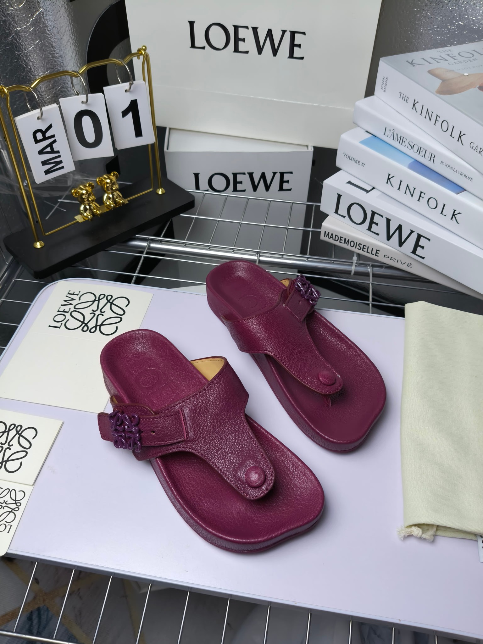 【罗意威•Loewe】
情侣款35-45
2024春夏罗意威Loewe Campo2024夹脚凉鞋Loewe
全新Campo来自2024早春秀场延续品牌设计师Jonathan Anderson一贯的玩味主义色彩,
新款Campo玛丽珍穆勒鞋以可爱有趣的圆形鞋头搭配极具复古风的雕花细节,设计感十足
火爆新款 配合整体原版楦型,时尚而个性好穿 颜色超赞
●面料:头层仿鹿羊皮
●内里:水染牛皮
●垫脚水台:头层仿鹿羊皮
●大底:原版橡胶底
●跟:
●包装:原版全套包装
●码数:女35-41男39-45
●出厂价230