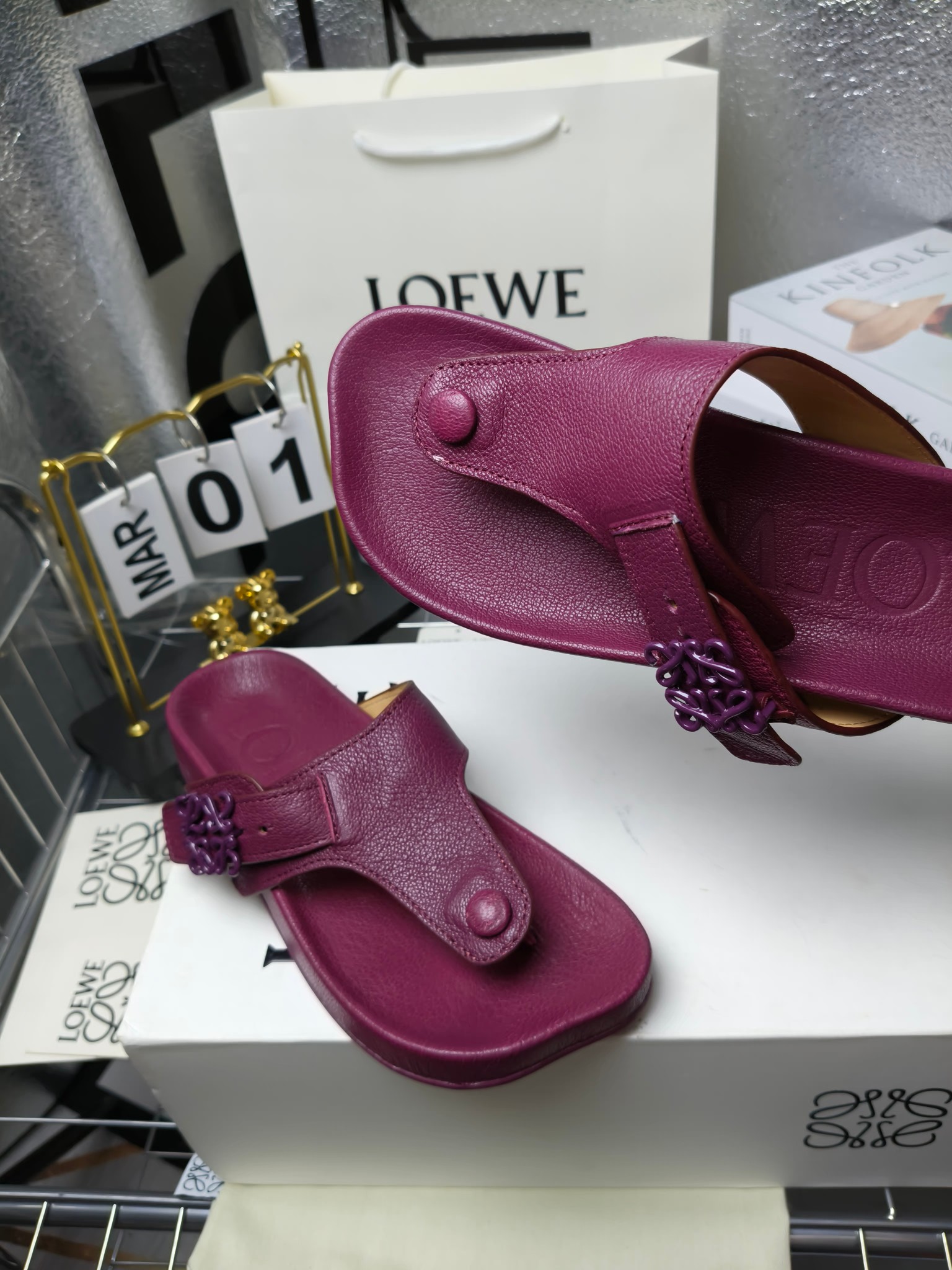 【罗意威•Loewe】
情侣款35-45
2024春夏罗意威Loewe Campo2024夹脚凉鞋Loewe
全新Campo来自2024早春秀场延续品牌设计师Jonathan Anderson一贯的玩味主义色彩,
新款Campo玛丽珍穆勒鞋以可爱有趣的圆形鞋头搭配极具复古风的雕花细节,设计感十足
火爆新款 配合整体原版楦型,时尚而个性好穿 颜色超赞
●面料:头层仿鹿羊皮
●内里:水染牛皮
●垫脚水台:头层仿鹿羊皮
●大底:原版橡胶底
●跟:
●包装:原版全套包装
●码数:女35-41男39-45
●出厂价230