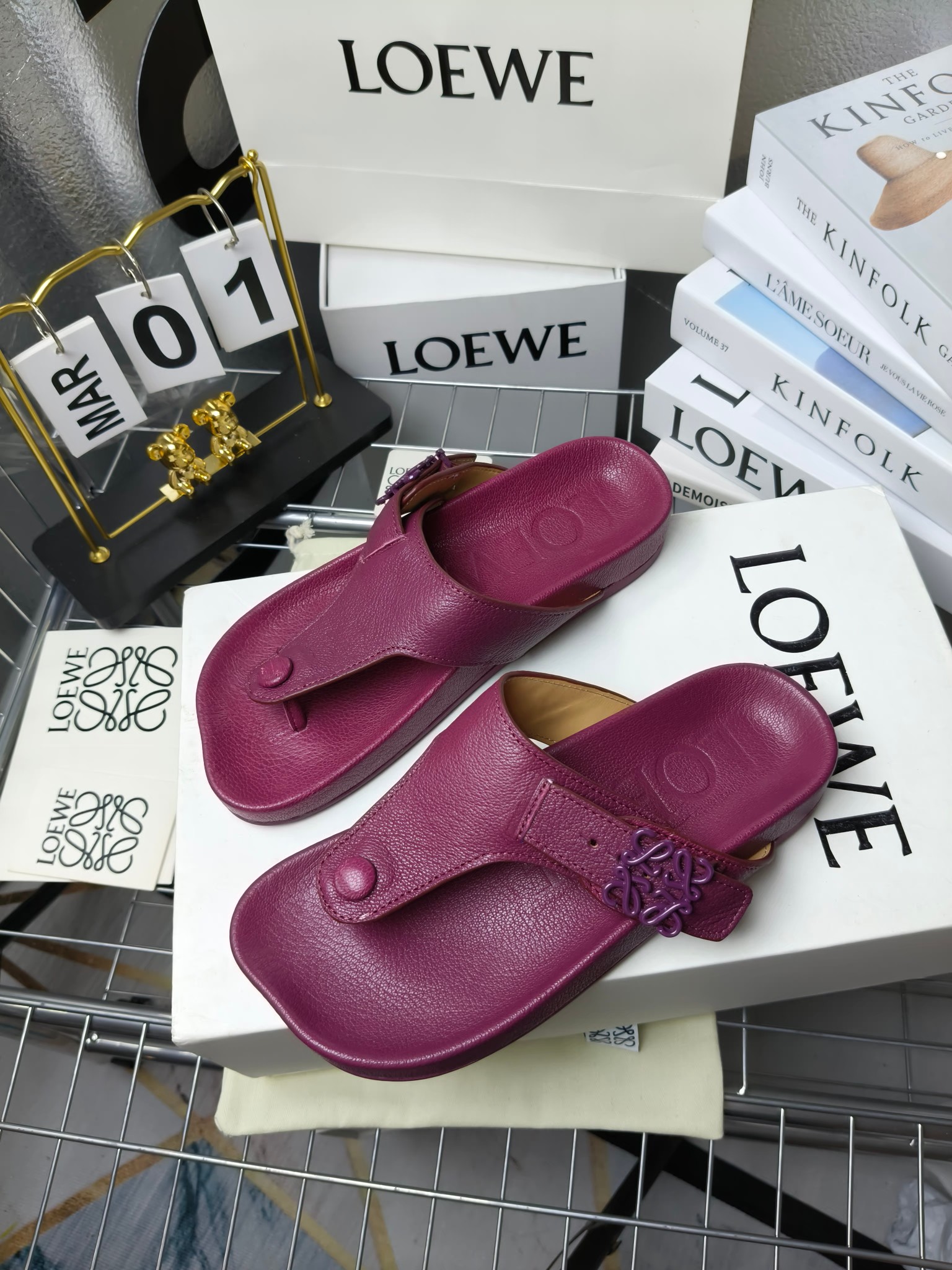 【罗意威•Loewe】
情侣款35-45
2024春夏罗意威Loewe Campo2024夹脚凉鞋Loewe
全新Campo来自2024早春秀场延续品牌设计师Jonathan Anderson一贯的玩味主义色彩,
新款Campo玛丽珍穆勒鞋以可爱有趣的圆形鞋头搭配极具复古风的雕花细节,设计感十足
火爆新款 配合整体原版楦型,时尚而个性好穿 颜色超赞
●面料:头层仿鹿羊皮
●内里:水染牛皮
●垫脚水台:头层仿鹿羊皮
●大底:原版橡胶底
●跟:
●包装:原版全套包装
●码数:女35-41男39-45
●出厂价230