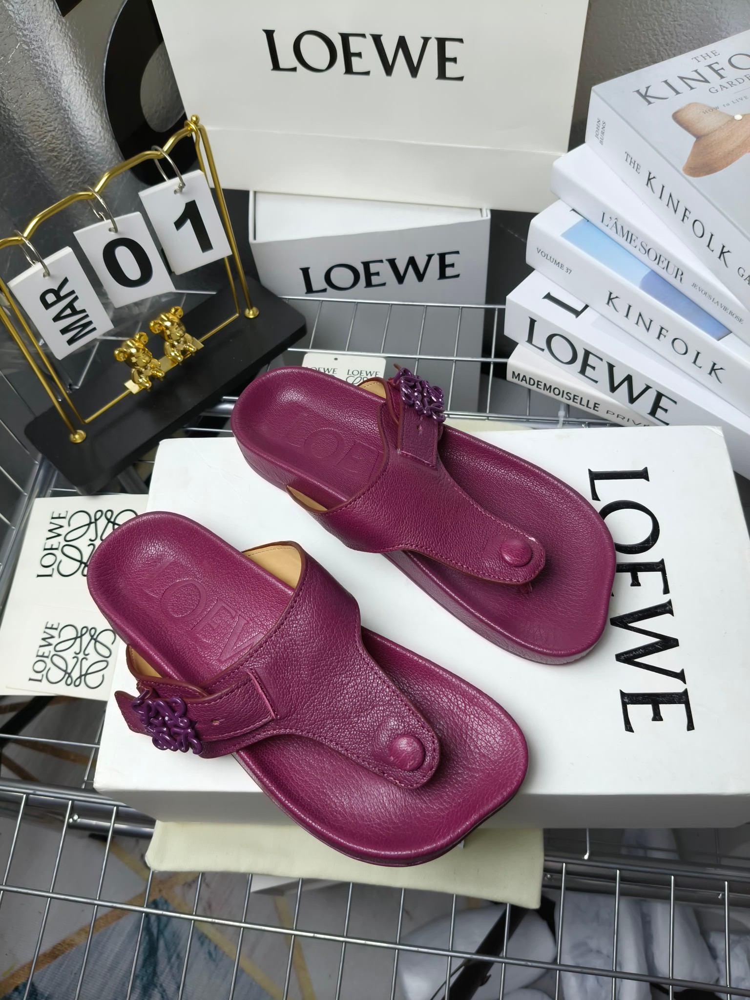 【罗意威•Loewe】
情侣款35-45
2024春夏罗意威Loewe Campo2024夹脚凉鞋Loewe
全新Campo来自2024早春秀场延续品牌设计师Jonathan Anderson一贯的玩味主义色彩,
新款Campo玛丽珍穆勒鞋以可爱有趣的圆形鞋头搭配极具复古风的雕花细节,设计感十足
火爆新款 配合整体原版楦型,时尚而个性好穿 颜色超赞
●面料:头层仿鹿羊皮
●内里:水染牛皮
●垫脚水台:头层仿鹿羊皮
●大底:原版橡胶底
●跟:
●包装:原版全套包装
●码数:女35-41男39-45
●出厂价230