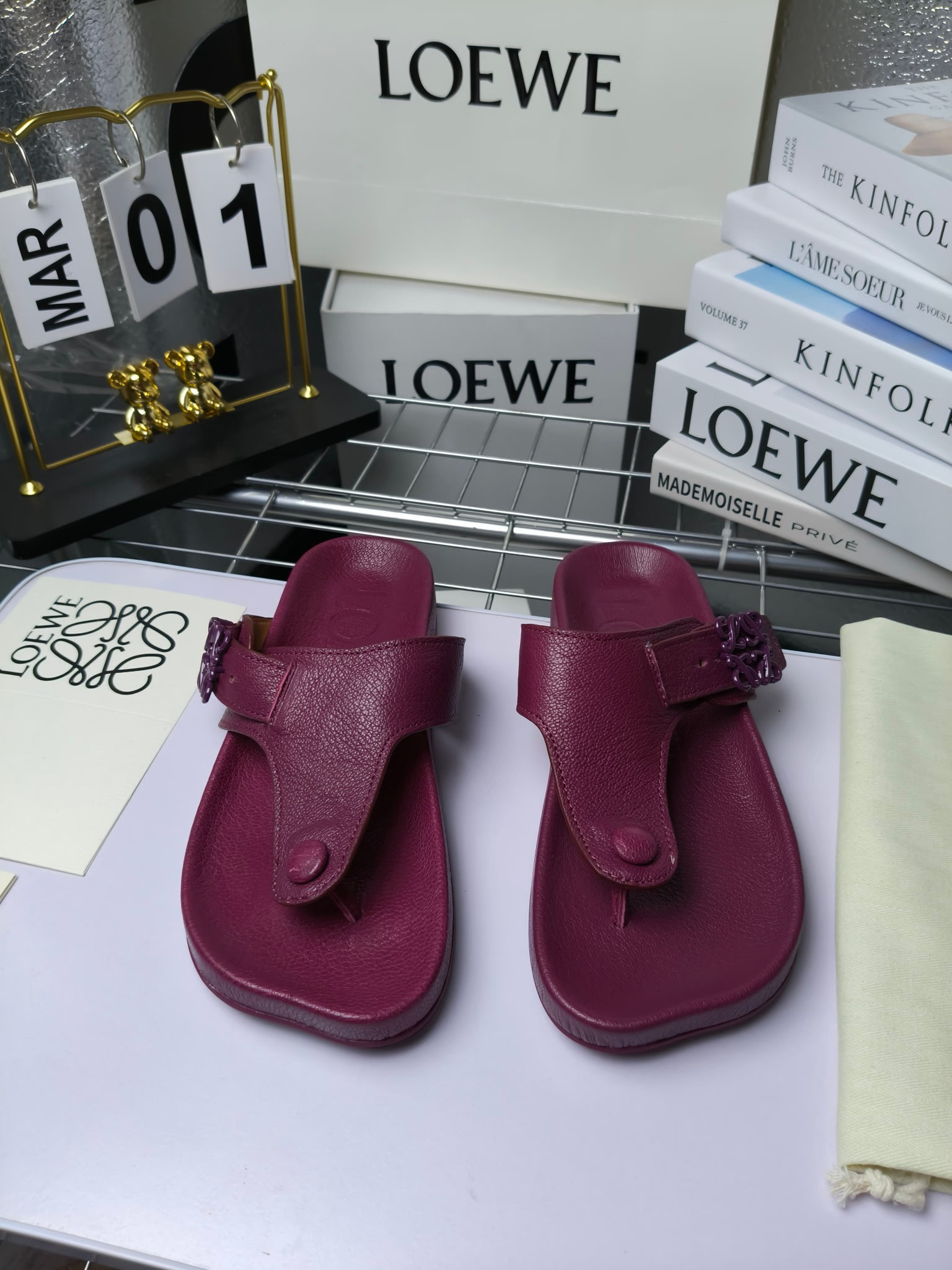 【罗意威•Loewe】
情侣款35-45
2024春夏罗意威Loewe Campo2024夹脚凉鞋Loewe
全新Campo来自2024早春秀场延续品牌设计师Jonathan Anderson一贯的玩味主义色彩,
新款Campo玛丽珍穆勒鞋以可爱有趣的圆形鞋头搭配极具复古风的雕花细节,设计感十足
火爆新款 配合整体原版楦型,时尚而个性好穿 颜色超赞
●面料:头层仿鹿羊皮
●内里:水染牛皮
●垫脚水台:头层仿鹿羊皮
●大底:原版橡胶底
●跟:
●包装:原版全套包装
●码数:女35-41男39-45
●出厂价230