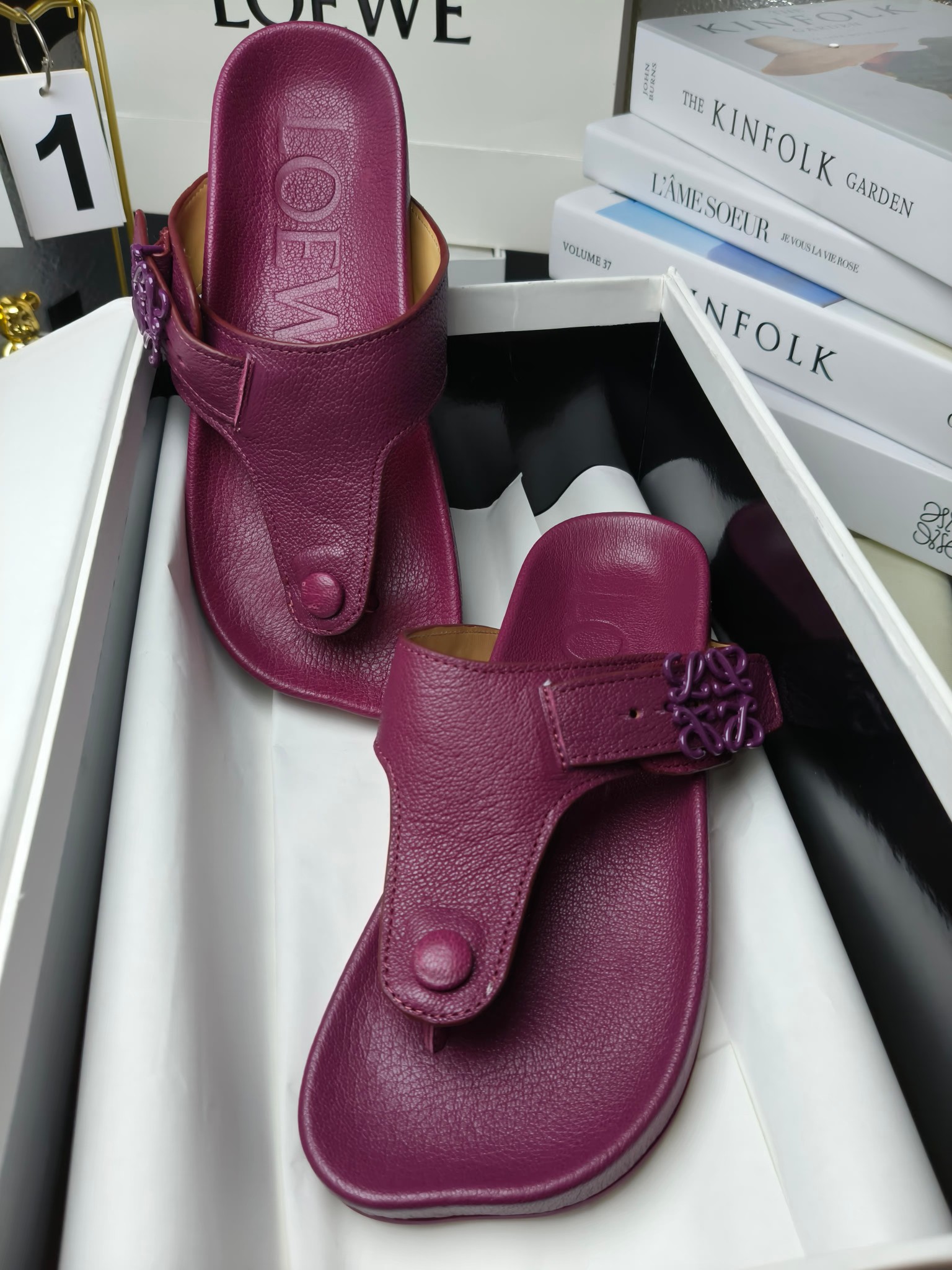 【罗意威•Loewe】
情侣款35-45
2024春夏罗意威Loewe Campo2024夹脚凉鞋Loewe
全新Campo来自2024早春秀场延续品牌设计师Jonathan Anderson一贯的玩味主义色彩,
新款Campo玛丽珍穆勒鞋以可爱有趣的圆形鞋头搭配极具复古风的雕花细节,设计感十足
火爆新款 配合整体原版楦型,时尚而个性好穿 颜色超赞
●面料:头层仿鹿羊皮
●内里:水染牛皮
●垫脚水台:头层仿鹿羊皮
●大底:原版橡胶底
●跟:
●包装:原版全套包装
●码数:女35-41男39-45
●出厂价230