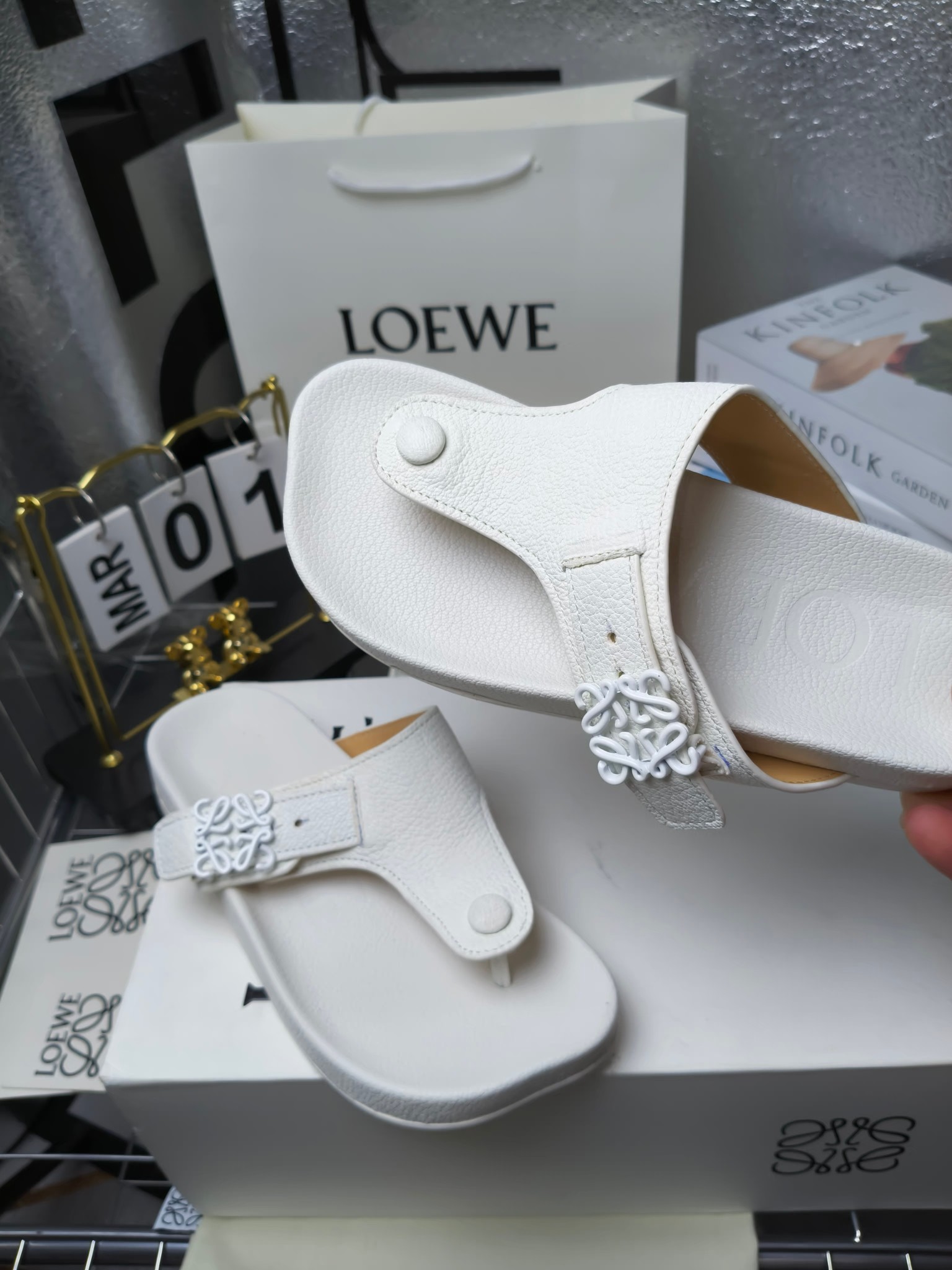 【罗意威•Loewe】
情侣款35-45
2024春夏罗意威Loewe Campo2024夹脚凉鞋Loewe
全新Campo来自2024早春秀场延续品牌设计师Jonathan Anderson一贯的玩味主义色彩,
新款Campo玛丽珍穆勒鞋以可爱有趣的圆形鞋头搭配极具复古风的雕花细节,设计感十足
火爆新款 配合整体原版楦型,时尚而个性好穿 颜色超赞
●面料:头层仿鹿羊皮
●内里:水染牛皮
●垫脚水台:头层仿鹿羊皮
●大底:原版橡胶底
●跟:
●包装:原版全套包装
●码数:女35-41男39-45
●出厂价230