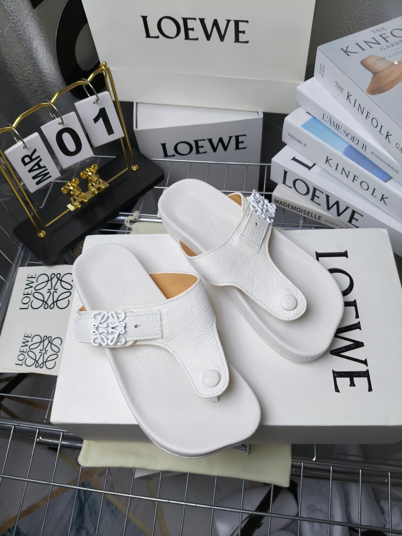 【罗意威•Loewe】
情侣款35-45
2024春夏罗意威Loewe Campo2024夹脚凉鞋Loewe
全新Campo来自2024早春秀场延续品牌设计师Jonathan Anderson一贯的玩味主义色彩,
新款Campo玛丽珍穆勒鞋以可爱有趣的圆形鞋头搭配极具复古风的雕花细节,设计感十足
火爆新款 配合整体原版楦型,时尚而个性好穿 颜色超赞
●面料:头层仿鹿羊皮
●内里:水染牛皮
●垫脚水台:头层仿鹿羊皮
●大底:原版橡胶底
●跟:
●包装:原版全套包装
●码数:女35-41男39-45
●出厂价230